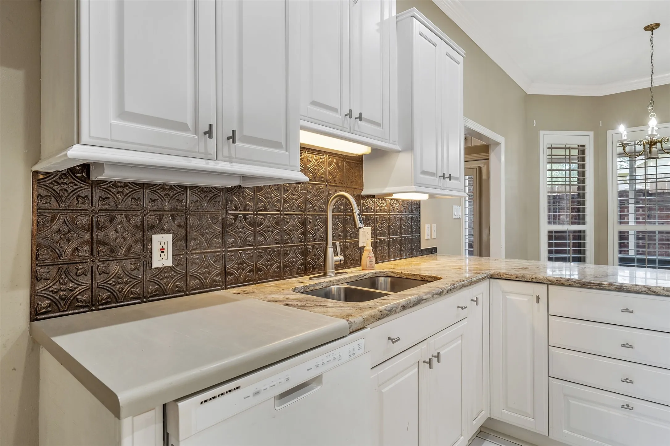 Single Family Residence For Sale in Smith County , 602 Paloma, Tyler, Texas 75703, 3 Bedroom, 2 Bathroom, 2 Garage spaces, 2,086 Sqft, built in 1995, mls#21380695, Real Estate Agent in Tyler, Homes For Sale in Smith county, Homes For Sale in Tyler, Realtor in Tyler Texas, Real Estate Brokerage Independent Realty Texas, Luminita Cordes Realtor