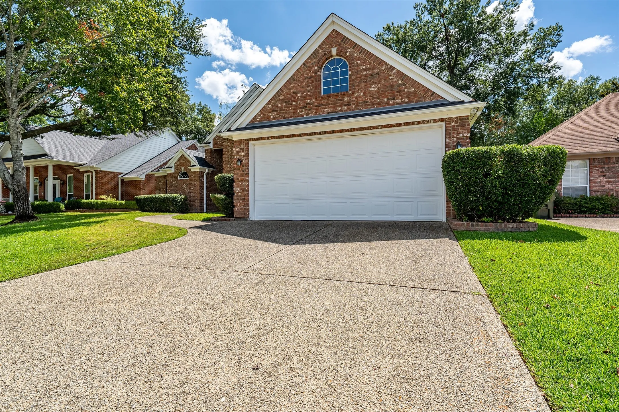 Single Family Residence For Sale in Smith County , 602 Paloma, Tyler, Texas 75703, 3 Bedroom, 2 Bathroom, 2 Garage spaces, 2,086 Sqft, built in 1995, mls#21380695, Real Estate Agent in Tyler, Homes For Sale in Smith county, Homes For Sale in Tyler, Realtor in Tyler Texas, Real Estate Brokerage Independent Realty Texas, Luminita Cordes Realtor
