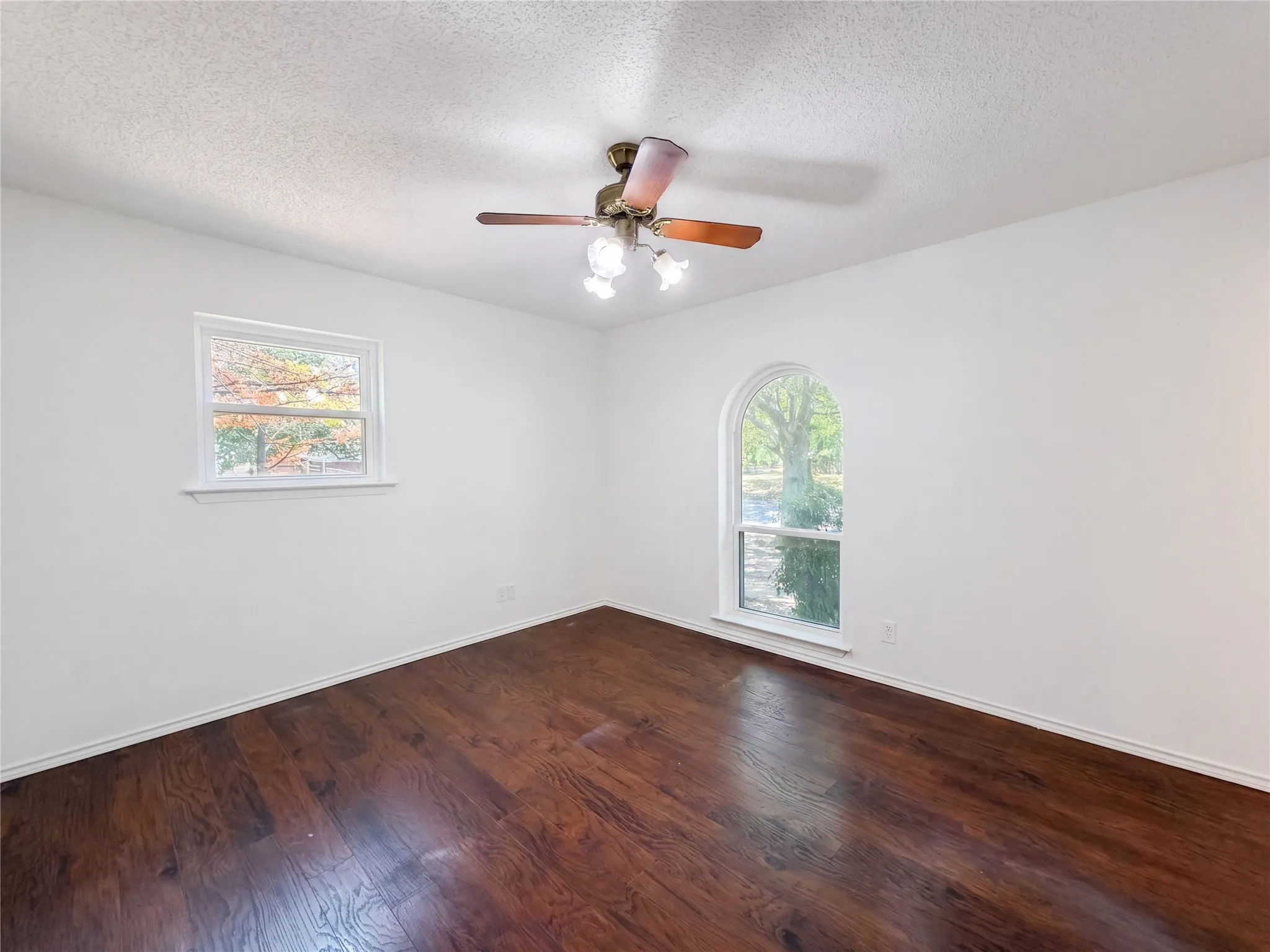 Single Family Residence For Sale in Tarrant County , 604 Todd Court, Burleson, Texas 76028, 3 Bedroom, 2 Bathroom, 2 Garage spaces, 1,536 Sqft, built in 1970, mls#21376803, Real Estate Agent in Burleson, Homes For Sale in Tarrant county, Homes For Sale in Burleson, Realtor in Burleson Texas, Real Estate Brokerage Independent Realty Texas, Luminita Cordes Realtor