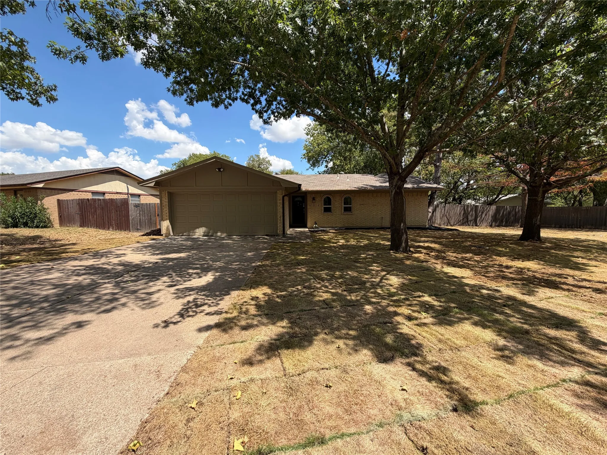 Single Family Residence For Sale in Tarrant County , 604 Todd Court, Burleson, Texas 76028, 3 Bedroom, 2 Bathroom, 2 Garage spaces, 1,536 Sqft, built in 1970, mls#21376803, Real Estate Agent in Burleson, Homes For Sale in Tarrant county, Homes For Sale in Burleson, Realtor in Burleson Texas, Real Estate Brokerage Independent Realty Texas, Luminita Cordes Realtor