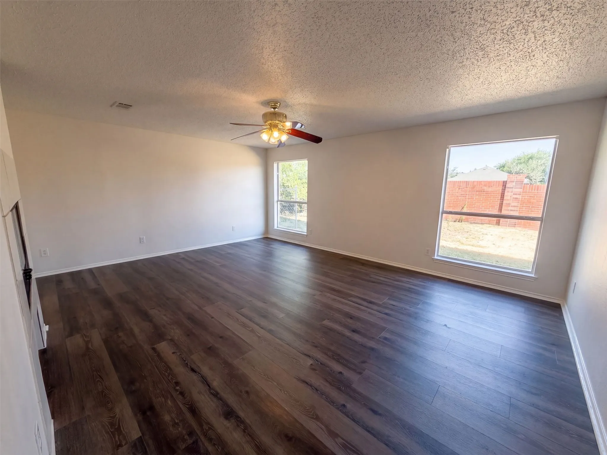 Single Family Residence For Sale in Dallas County , 213 Cozy Lane, Cedar Hill, Texas 75104, 6 Bedroom, 3 Bathroom, 2 Garage spaces, 3,962 Sqft, built in 2001, mls#21376373, Real Estate Agent in Cedar Hill, Homes For Sale in Dallas county, Homes For Sale in Cedar Hill, Realtor in Cedar Hill Texas, Real Estate Brokerage Independent Realty Texas, Luminita Cordes Realtor