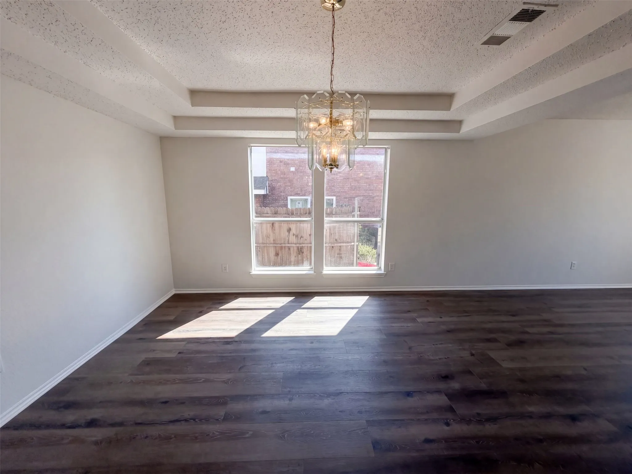 Single Family Residence For Sale in Dallas County , 213 Cozy Lane, Cedar Hill, Texas 75104, 6 Bedroom, 3 Bathroom, 2 Garage spaces, 3,962 Sqft, built in 2001, mls#21376373, Real Estate Agent in Cedar Hill, Homes For Sale in Dallas county, Homes For Sale in Cedar Hill, Realtor in Cedar Hill Texas, Real Estate Brokerage Independent Realty Texas, Luminita Cordes Realtor