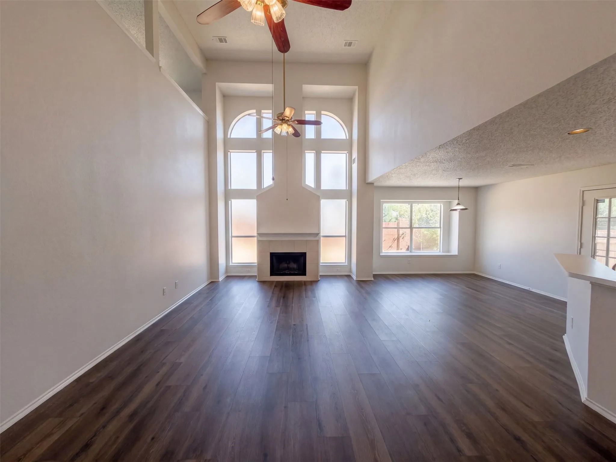 Single Family Residence For Sale in Dallas County , 213 Cozy Lane, Cedar Hill, Texas 75104, 6 Bedroom, 3 Bathroom, 2 Garage spaces, 3,962 Sqft, built in 2001, mls#21376373, Real Estate Agent in Cedar Hill, Homes For Sale in Dallas county, Homes For Sale in Cedar Hill, Realtor in Cedar Hill Texas, Real Estate Brokerage Independent Realty Texas, Luminita Cordes Realtor