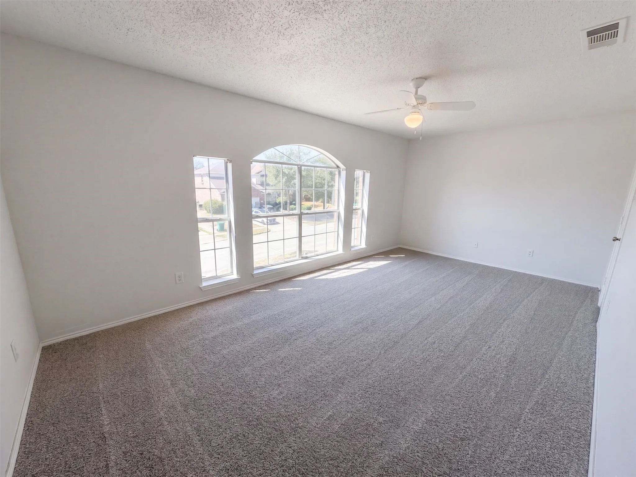Single Family Residence For Sale in Dallas County , 213 Cozy Lane, Cedar Hill, Texas 75104, 6 Bedroom, 3 Bathroom, 2 Garage spaces, 3,962 Sqft, built in 2001, mls#21376373, Real Estate Agent in Cedar Hill, Homes For Sale in Dallas county, Homes For Sale in Cedar Hill, Realtor in Cedar Hill Texas, Real Estate Brokerage Independent Realty Texas, Luminita Cordes Realtor