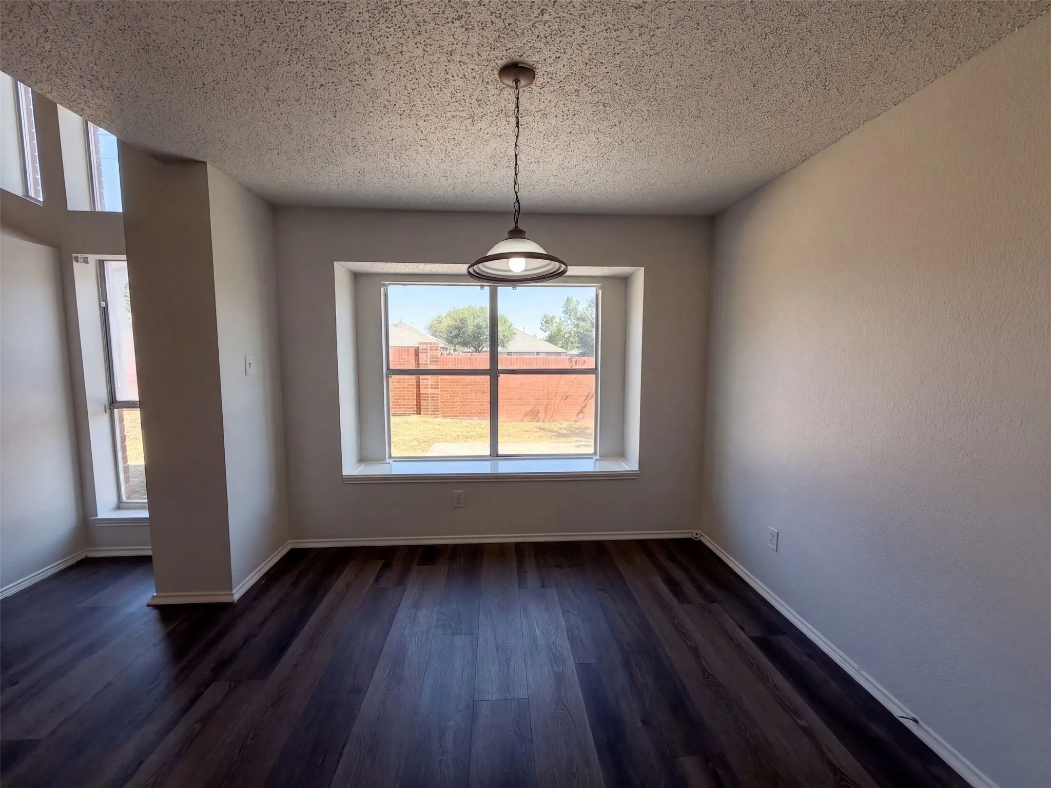 Single Family Residence For Sale in Dallas County , 213 Cozy Lane, Cedar Hill, Texas 75104, 6 Bedroom, 3 Bathroom, 2 Garage spaces, 3,962 Sqft, built in 2001, mls#21376373, Real Estate Agent in Cedar Hill, Homes For Sale in Dallas county, Homes For Sale in Cedar Hill, Realtor in Cedar Hill Texas, Real Estate Brokerage Independent Realty Texas, Luminita Cordes Realtor