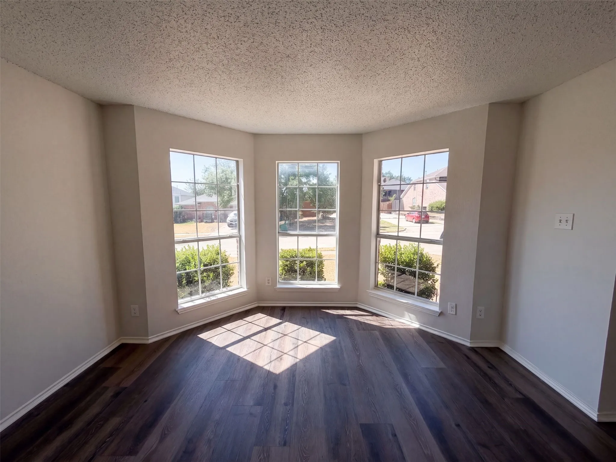 Single Family Residence For Sale in Dallas County , 213 Cozy Lane, Cedar Hill, Texas 75104, 6 Bedroom, 3 Bathroom, 2 Garage spaces, 3,962 Sqft, built in 2001, mls#21376373, Real Estate Agent in Cedar Hill, Homes For Sale in Dallas county, Homes For Sale in Cedar Hill, Realtor in Cedar Hill Texas, Real Estate Brokerage Independent Realty Texas, Luminita Cordes Realtor