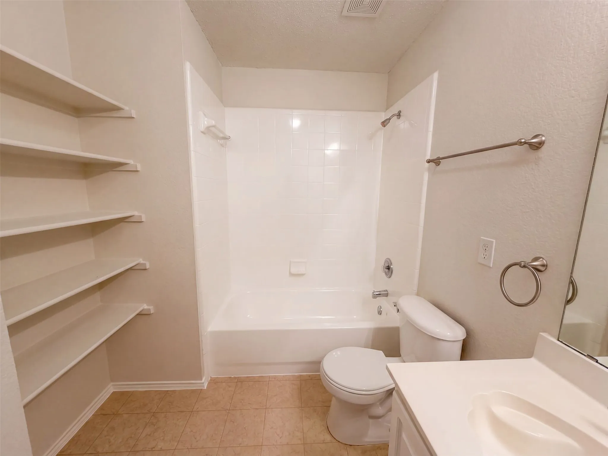 Single Family Residence For Sale in Dallas County , 213 Cozy Lane, Cedar Hill, Texas 75104, 6 Bedroom, 3 Bathroom, 2 Garage spaces, 3,962 Sqft, built in 2001, mls#21376373, Real Estate Agent in Cedar Hill, Homes For Sale in Dallas county, Homes For Sale in Cedar Hill, Realtor in Cedar Hill Texas, Real Estate Brokerage Independent Realty Texas, Luminita Cordes Realtor