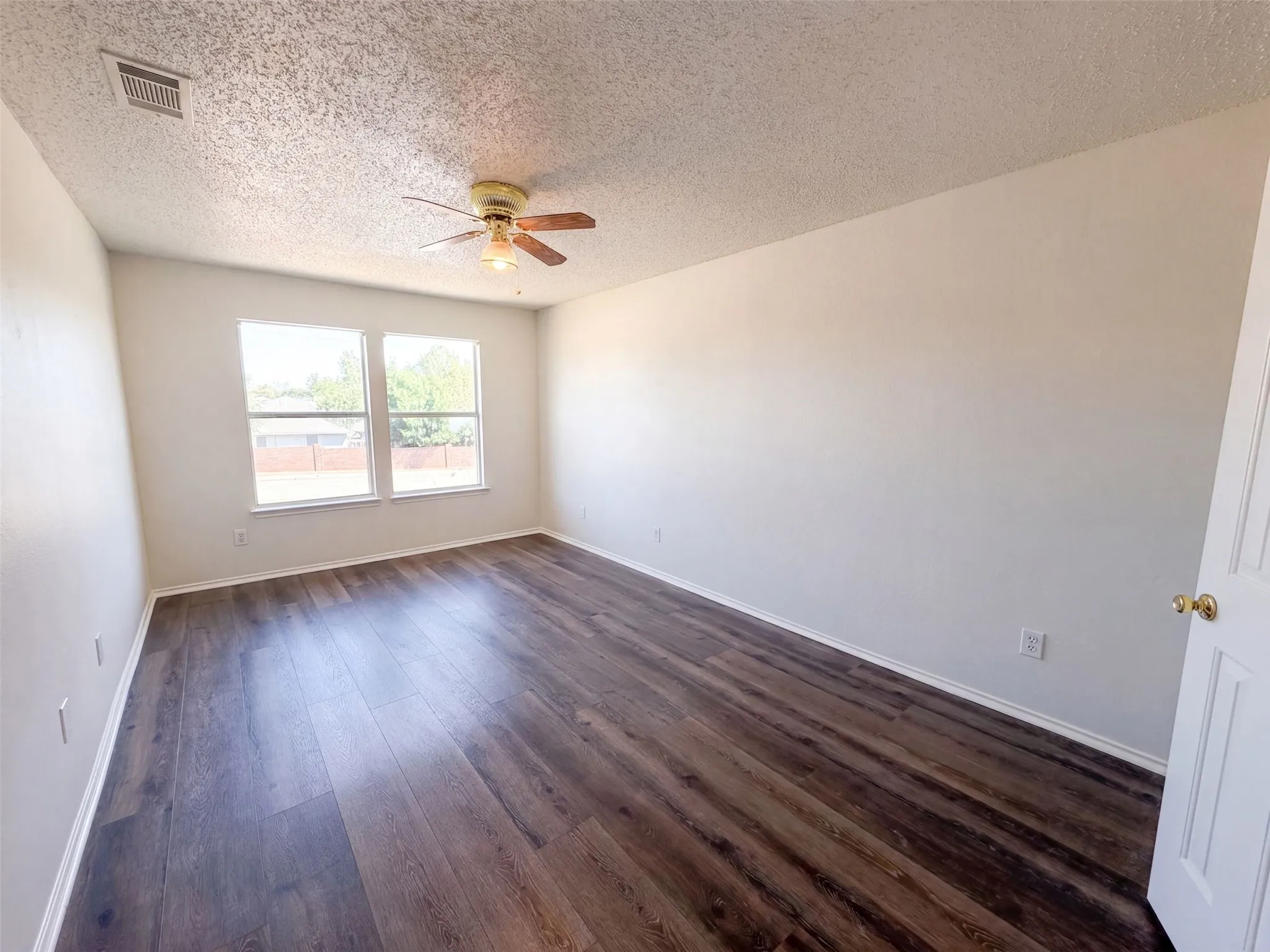 Single Family Residence For Sale in Dallas County , 213 Cozy Lane, Cedar Hill, Texas 75104, 6 Bedroom, 3 Bathroom, 2 Garage spaces, 3,962 Sqft, built in 2001, mls#21376373, Real Estate Agent in Cedar Hill, Homes For Sale in Dallas county, Homes For Sale in Cedar Hill, Realtor in Cedar Hill Texas, Real Estate Brokerage Independent Realty Texas, Luminita Cordes Realtor