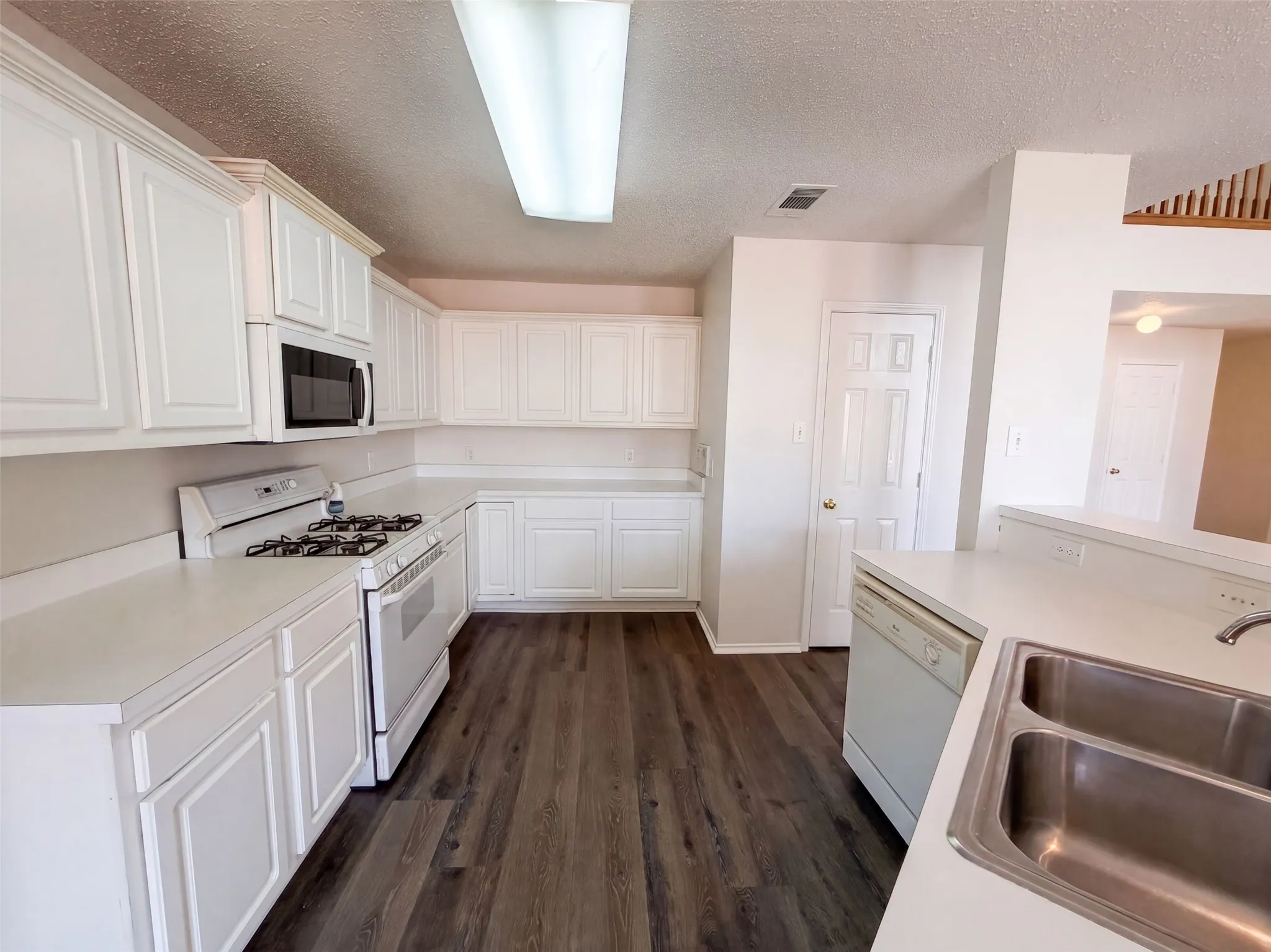 Single Family Residence For Sale in Dallas County , 213 Cozy Lane, Cedar Hill, Texas 75104, 6 Bedroom, 3 Bathroom, 2 Garage spaces, 3,962 Sqft, built in 2001, mls#21376373, Real Estate Agent in Cedar Hill, Homes For Sale in Dallas county, Homes For Sale in Cedar Hill, Realtor in Cedar Hill Texas, Real Estate Brokerage Independent Realty Texas, Luminita Cordes Realtor