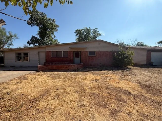 Single Family Residence For Rent in Taylor County , 751 Glendale Drive, Abilene, Texas 79603, 4 Bedroom, 2 Bathroom, Garage spaces, 1,592 Sqft, built in 1956, mls#21380712, Real Estate Agent in Abilene, Homes For Rent in Taylor county, Homes For Rent in Abilene, Realtor in Abilene Texas, Real Estate Brokerage Independent Realty Texas, Luminita Cordes Realtor