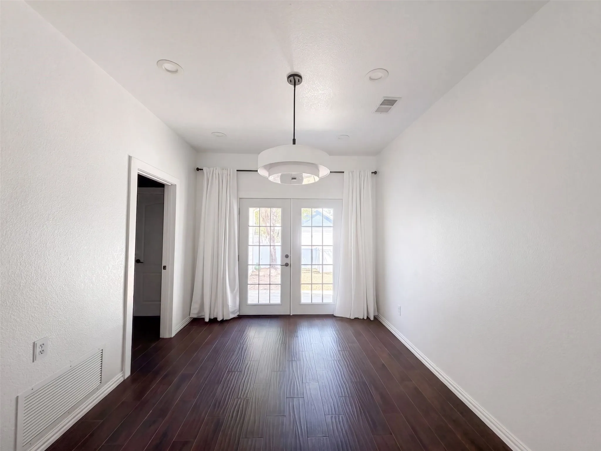 Single Family Residence For Sale in Denton County , 1905 Prospect Lane, Providence Village, Texas 76227, 3 Bedroom, 2 Bathroom, 2 Garage spaces, 1,418 Sqft, built in 2011, mls#21375624, Real Estate Agent in Providence Village, Homes For Sale in Denton county, Homes For Sale in Providence Village, Realtor in Providence Village Texas, Real Estate Brokerage Independent Realty Texas, Luminita Cordes Realtor