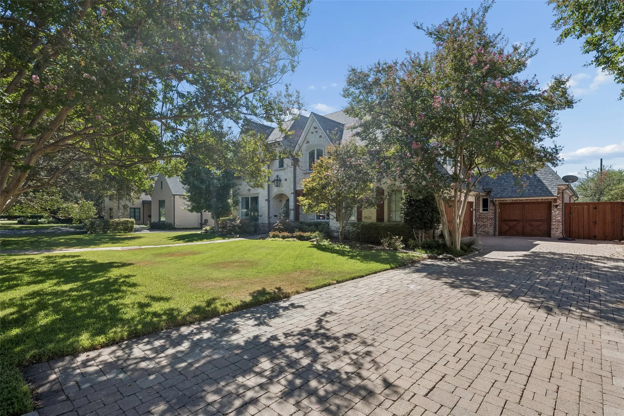 Single Family Residence For Sale in Dallas County , 6130 Lavendale Avenue, Dallas, Texas 75230, 5 Bedroom, 6 Bathroom, 3 Garage spaces, 5,872 Sqft, built in 2006, mls#21380258, Real Estate Agent in Dallas, Homes For Sale in Dallas county, Homes For Sale in Dallas, Realtor in Dallas Texas, Real Estate Brokerage Independent Realty Texas, Luminita Cordes Realtor