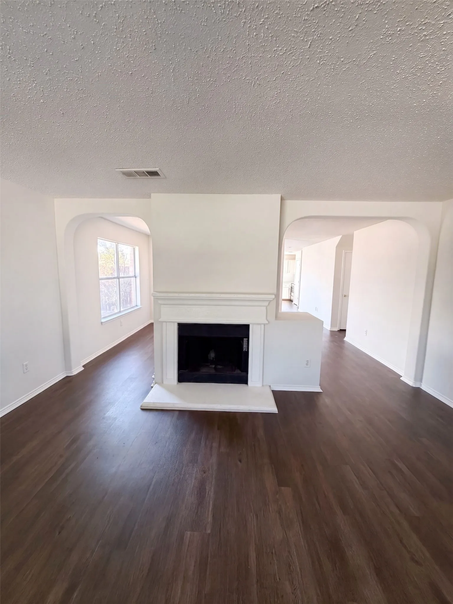 Single Family Residence For Sale in Denton County , 441 Longshore Drive, Little Elm, Texas 75068, 4 Bedroom, 3 Bathroom, 2 Garage spaces, 2,335 Sqft, built in 2003, mls#21374417, Real Estate Agent in Little Elm, Homes For Sale in Denton county, Homes For Sale in Little Elm, Realtor in Little Elm Texas, Real Estate Brokerage Independent Realty Texas, Luminita Cordes Realtor