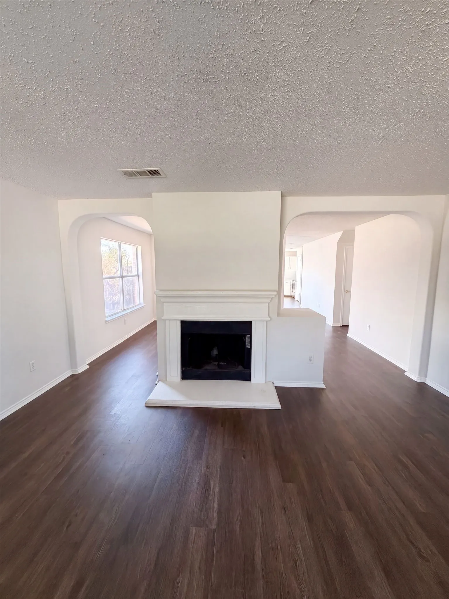 Single Family Residence For Sale in Denton County , 441 Longshore Drive, Little Elm, Texas 75068, 4 Bedroom, 3 Bathroom, 2 Garage spaces, 2,335 Sqft, built in 2003, mls#21374417, Real Estate Agent in Little Elm, Homes For Sale in Denton county, Homes For Sale in Little Elm, Realtor in Little Elm Texas, Real Estate Brokerage Independent Realty Texas, Luminita Cordes Realtor