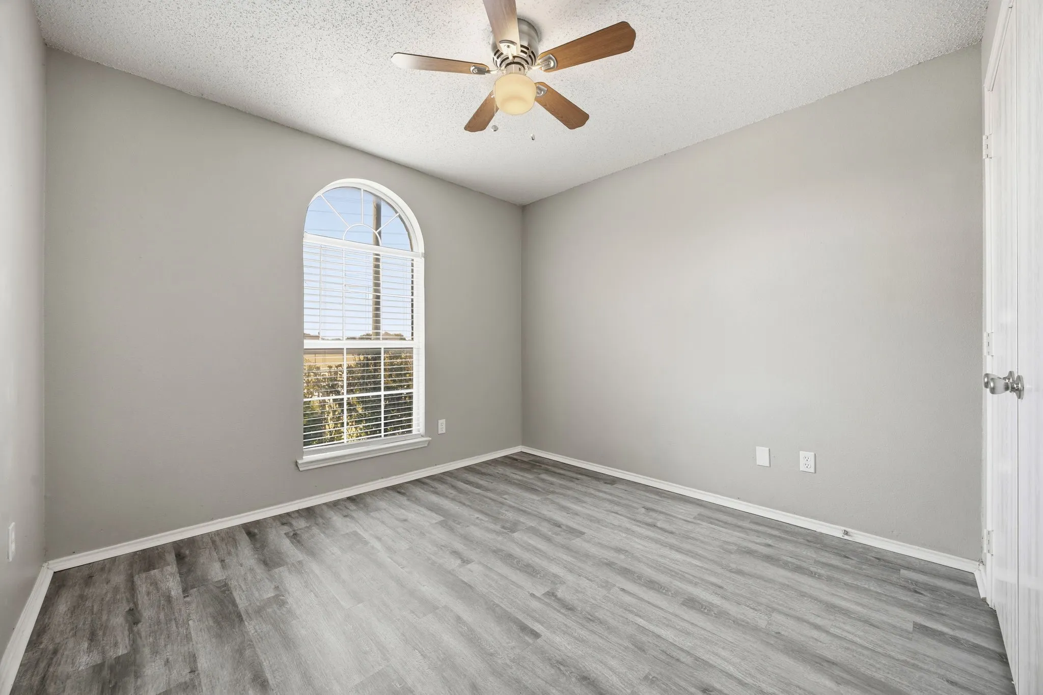 Single Family Residence For Sale in Collin County , 1409 E Brown Street, Wylie, Texas 75098, 3 Bedroom, 2 Bathroom, 2 Garage spaces, 1,389 Sqft, built in 1998, mls#21379779, Real Estate Agent in Wylie, Homes For Sale in Collin county, Homes For Sale in Wylie, Realtor in Wylie Texas, Real Estate Brokerage Independent Realty Texas, Luminita Cordes Realtor