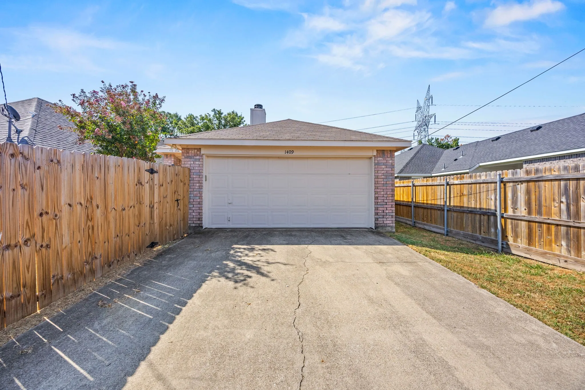 Single Family Residence For Sale in Collin County , 1409 E Brown Street, Wylie, Texas 75098, 3 Bedroom, 2 Bathroom, 2 Garage spaces, 1,389 Sqft, built in 1998, mls#21379779, Real Estate Agent in Wylie, Homes For Sale in Collin county, Homes For Sale in Wylie, Realtor in Wylie Texas, Real Estate Brokerage Independent Realty Texas, Luminita Cordes Realtor