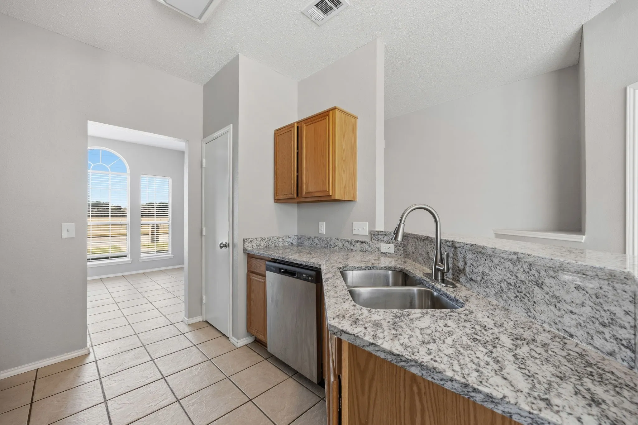 Single Family Residence For Sale in Collin County , 1409 E Brown Street, Wylie, Texas 75098, 3 Bedroom, 2 Bathroom, 2 Garage spaces, 1,389 Sqft, built in 1998, mls#21379779, Real Estate Agent in Wylie, Homes For Sale in Collin county, Homes For Sale in Wylie, Realtor in Wylie Texas, Real Estate Brokerage Independent Realty Texas, Luminita Cordes Realtor