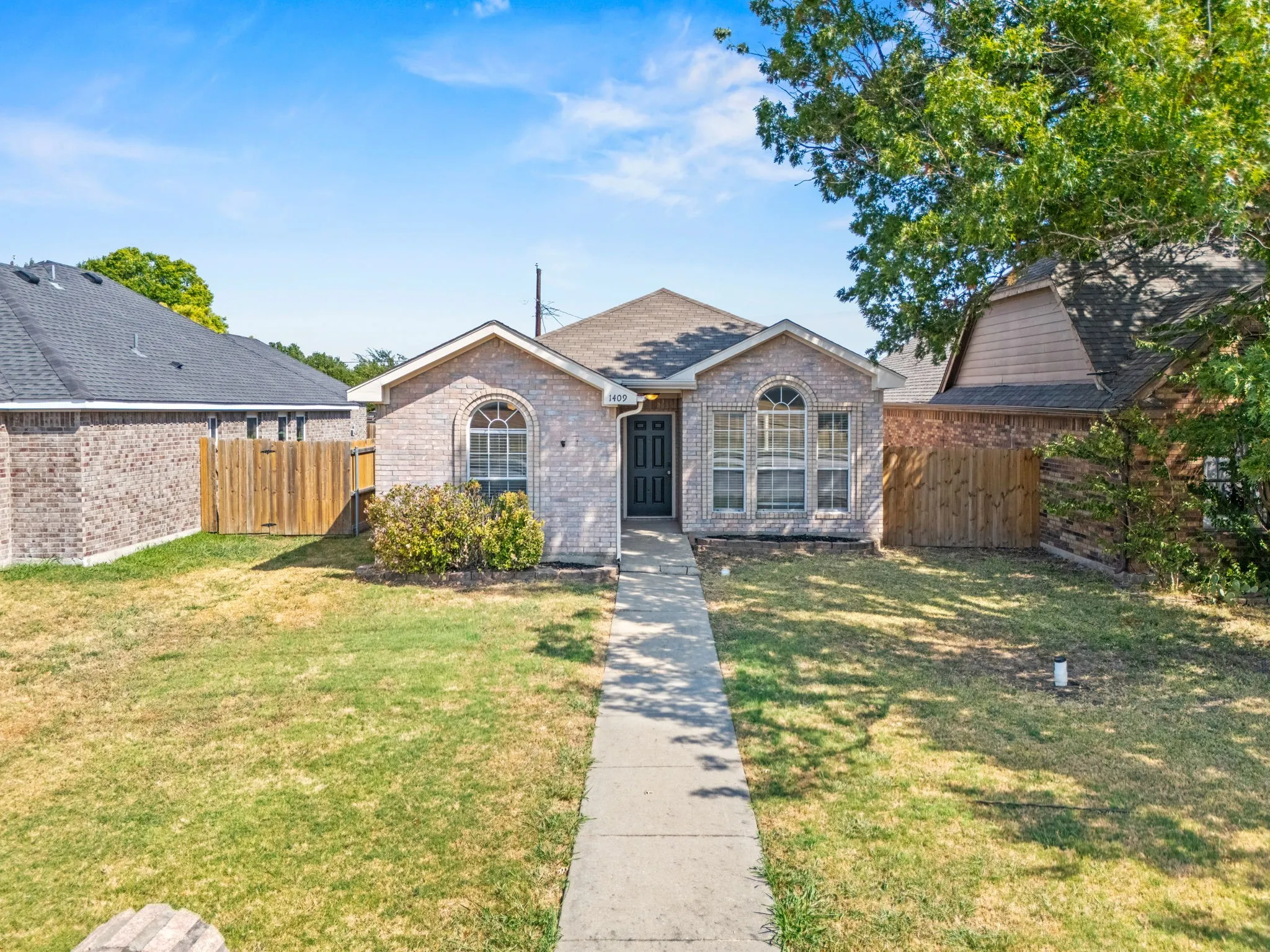 Single Family Residence For Sale in Collin County , 1409 E Brown Street, Wylie, Texas 75098, 3 Bedroom, 2 Bathroom, 2 Garage spaces, 1,389 Sqft, built in 1998, mls#21379779, Real Estate Agent in Wylie, Homes For Sale in Collin county, Homes For Sale in Wylie, Realtor in Wylie Texas, Real Estate Brokerage Independent Realty Texas, Luminita Cordes Realtor