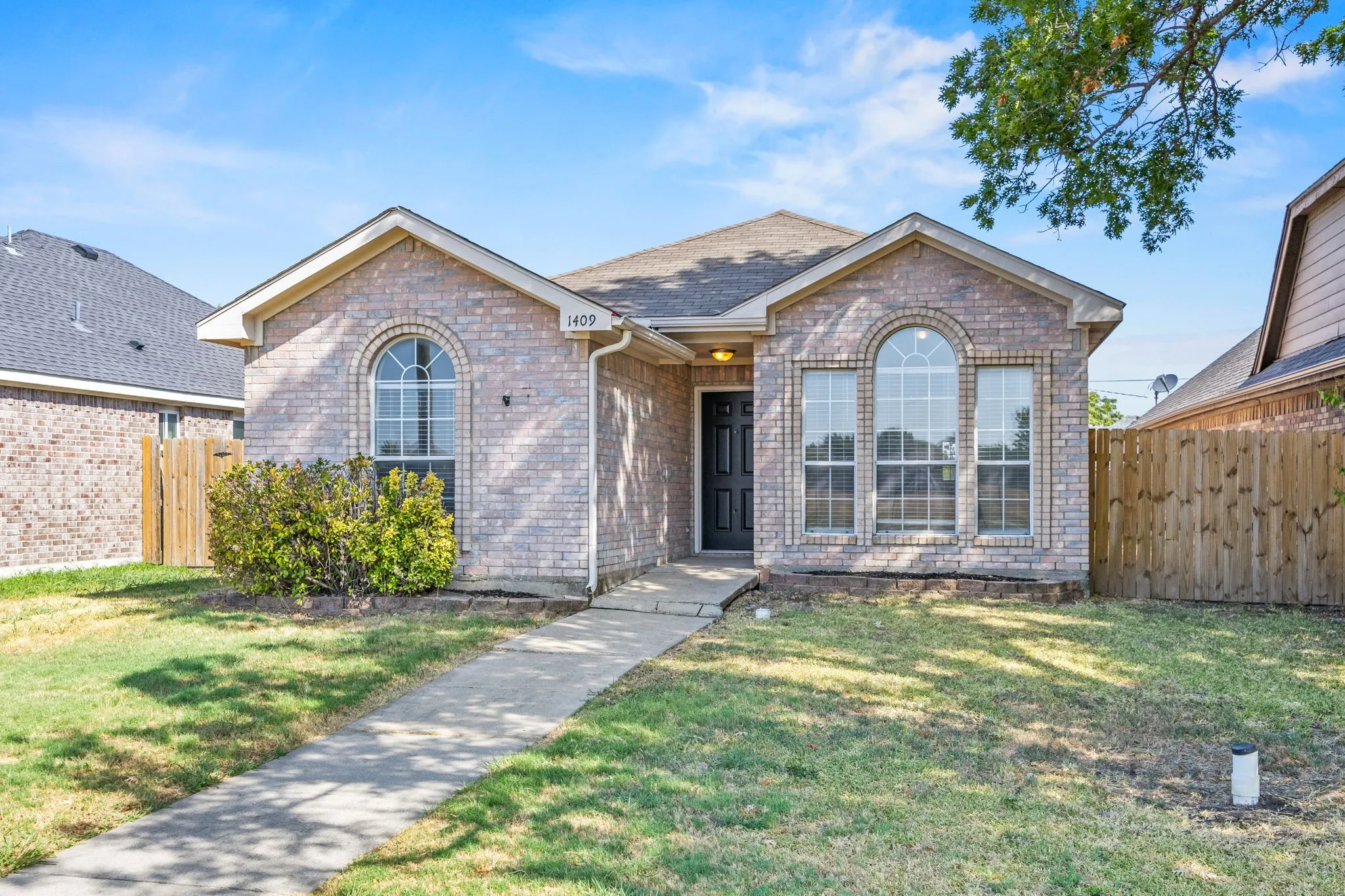 Single Family Residence For Sale in Collin County , 1409 E Brown Street, Wylie, Texas 75098, 3 Bedroom, 2 Bathroom, 2 Garage spaces, 1,389 Sqft, built in 1998, mls#21379779, Real Estate Agent in Wylie, Homes For Sale in Collin county, Homes For Sale in Wylie, Realtor in Wylie Texas, Real Estate Brokerage Independent Realty Texas, Luminita Cordes Realtor