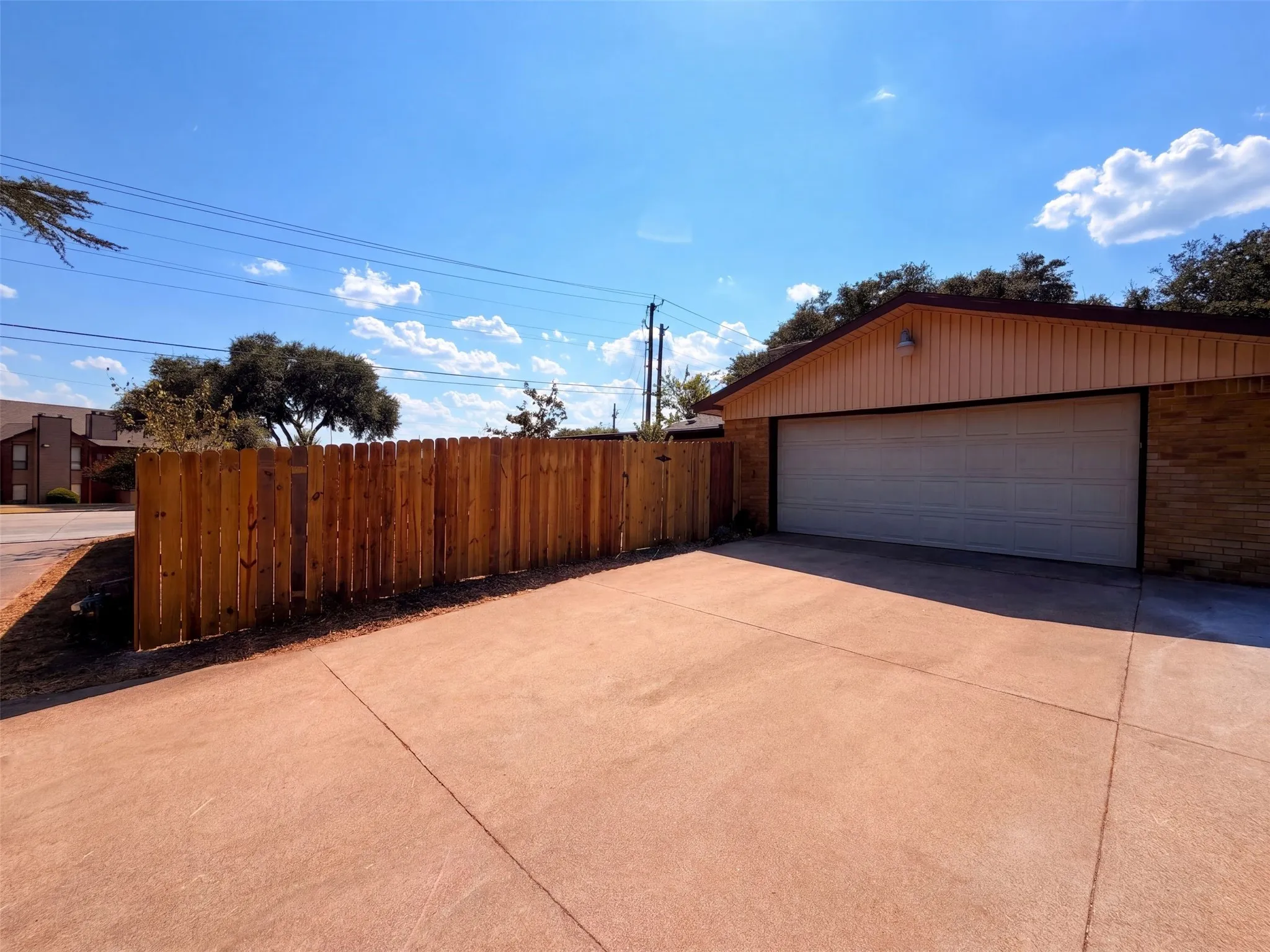 Single Family Residence For Sale in Dallas County , 2602 Emberwood Drive, Garland, Texas 75043, 3 Bedroom, 2 Bathroom, 2 Garage spaces, 1,934 Sqft, built in 1976, mls#21374334, Real Estate Agent in Garland, Homes For Sale in Dallas county, Homes For Sale in Garland, Realtor in Garland Texas, Real Estate Brokerage Independent Realty Texas, Luminita Cordes Realtor