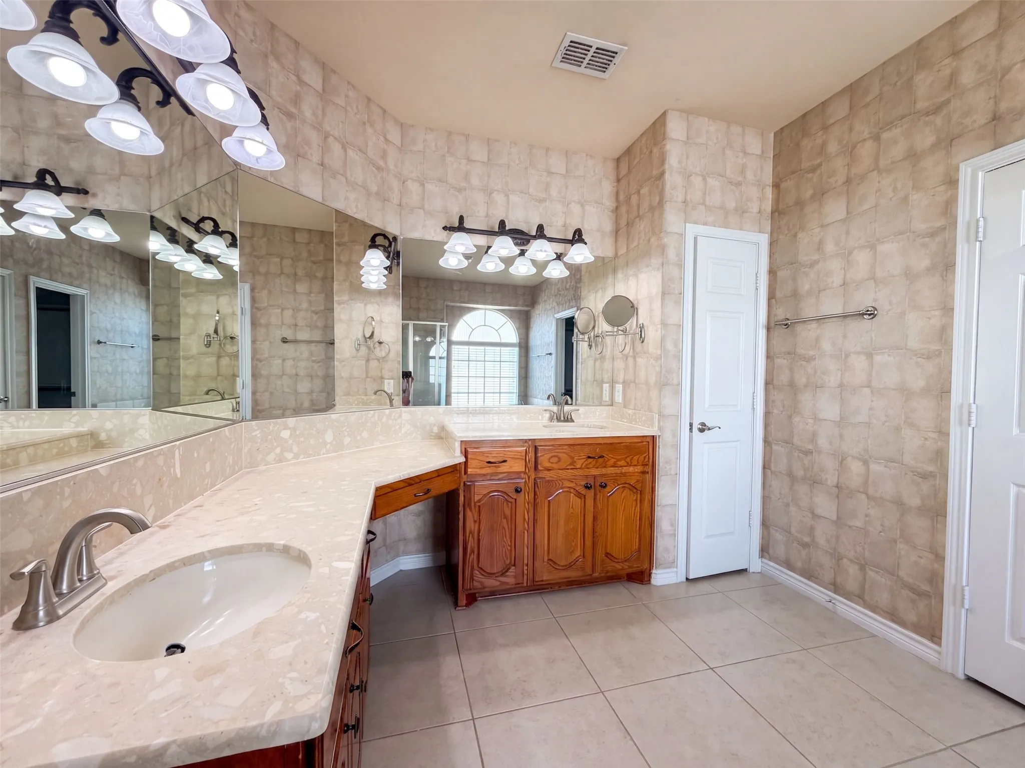Single Family Residence For Sale in Tarrant County , 409 Lone Oak Court, Kennedale, Texas 76060, 5 Bedroom, 4 Bathroom, 3 Garage spaces, 3,635 Sqft, built in 2011, mls#21374204, Real Estate Agent in Kennedale, Homes For Sale in Tarrant county, Homes For Sale in Kennedale, Realtor in Kennedale Texas, Real Estate Brokerage Independent Realty Texas, Luminita Cordes Realtor