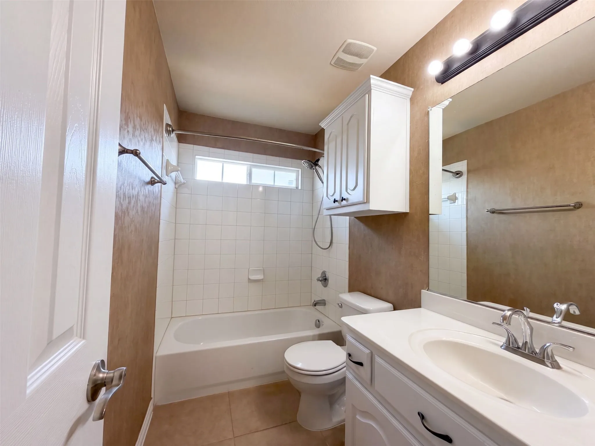 Single Family Residence For Sale in Tarrant County , 409 Lone Oak Court, Kennedale, Texas 76060, 5 Bedroom, 4 Bathroom, 3 Garage spaces, 3,635 Sqft, built in 2011, mls#21374204, Real Estate Agent in Kennedale, Homes For Sale in Tarrant county, Homes For Sale in Kennedale, Realtor in Kennedale Texas, Real Estate Brokerage Independent Realty Texas, Luminita Cordes Realtor
