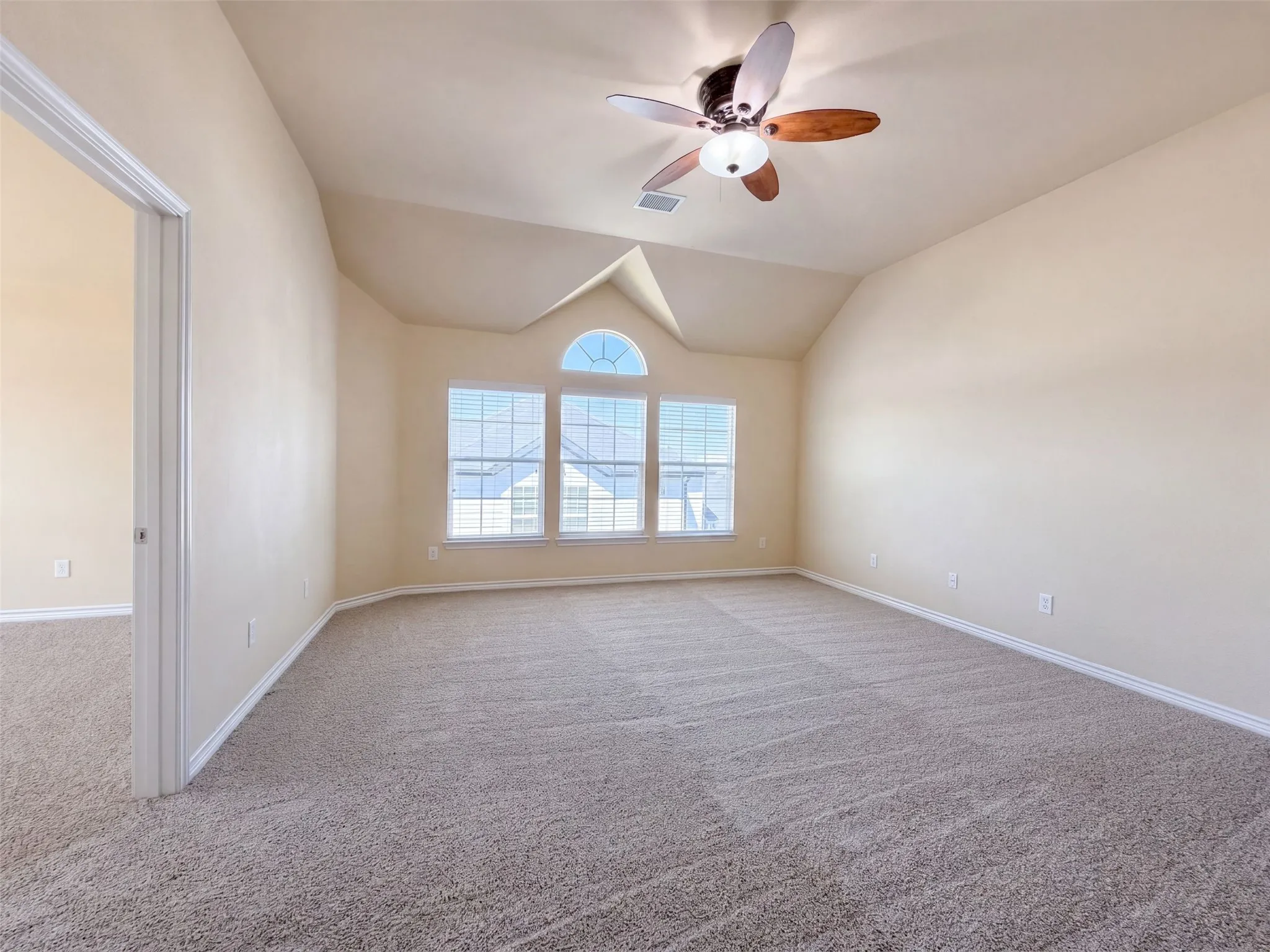 Single Family Residence For Sale in Tarrant County , 409 Lone Oak Court, Kennedale, Texas 76060, 5 Bedroom, 4 Bathroom, 3 Garage spaces, 3,635 Sqft, built in 2011, mls#21374204, Real Estate Agent in Kennedale, Homes For Sale in Tarrant county, Homes For Sale in Kennedale, Realtor in Kennedale Texas, Real Estate Brokerage Independent Realty Texas, Luminita Cordes Realtor