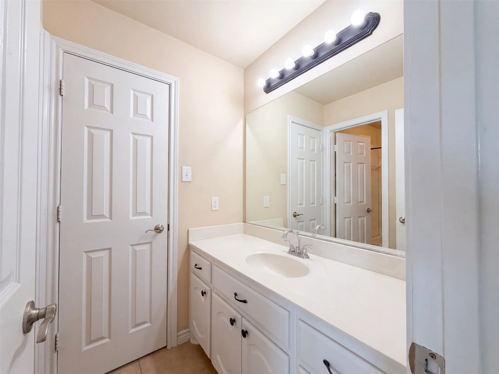 Single Family Residence For Sale in Tarrant County , 409 Lone Oak Court, Kennedale, Texas 76060, 5 Bedroom, 4 Bathroom, 3 Garage spaces, 3,635 Sqft, built in 2011, mls#21374204, Real Estate Agent in Kennedale, Homes For Sale in Tarrant county, Homes For Sale in Kennedale, Realtor in Kennedale Texas, Real Estate Brokerage Independent Realty Texas, Luminita Cordes Realtor