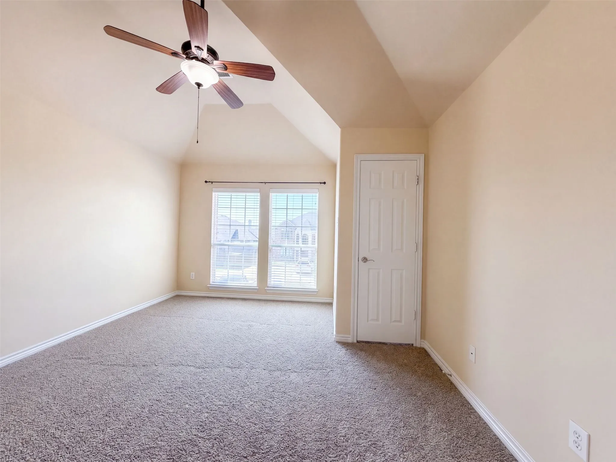 Single Family Residence For Sale in Tarrant County , 409 Lone Oak Court, Kennedale, Texas 76060, 5 Bedroom, 4 Bathroom, 3 Garage spaces, 3,635 Sqft, built in 2011, mls#21374204, Real Estate Agent in Kennedale, Homes For Sale in Tarrant county, Homes For Sale in Kennedale, Realtor in Kennedale Texas, Real Estate Brokerage Independent Realty Texas, Luminita Cordes Realtor