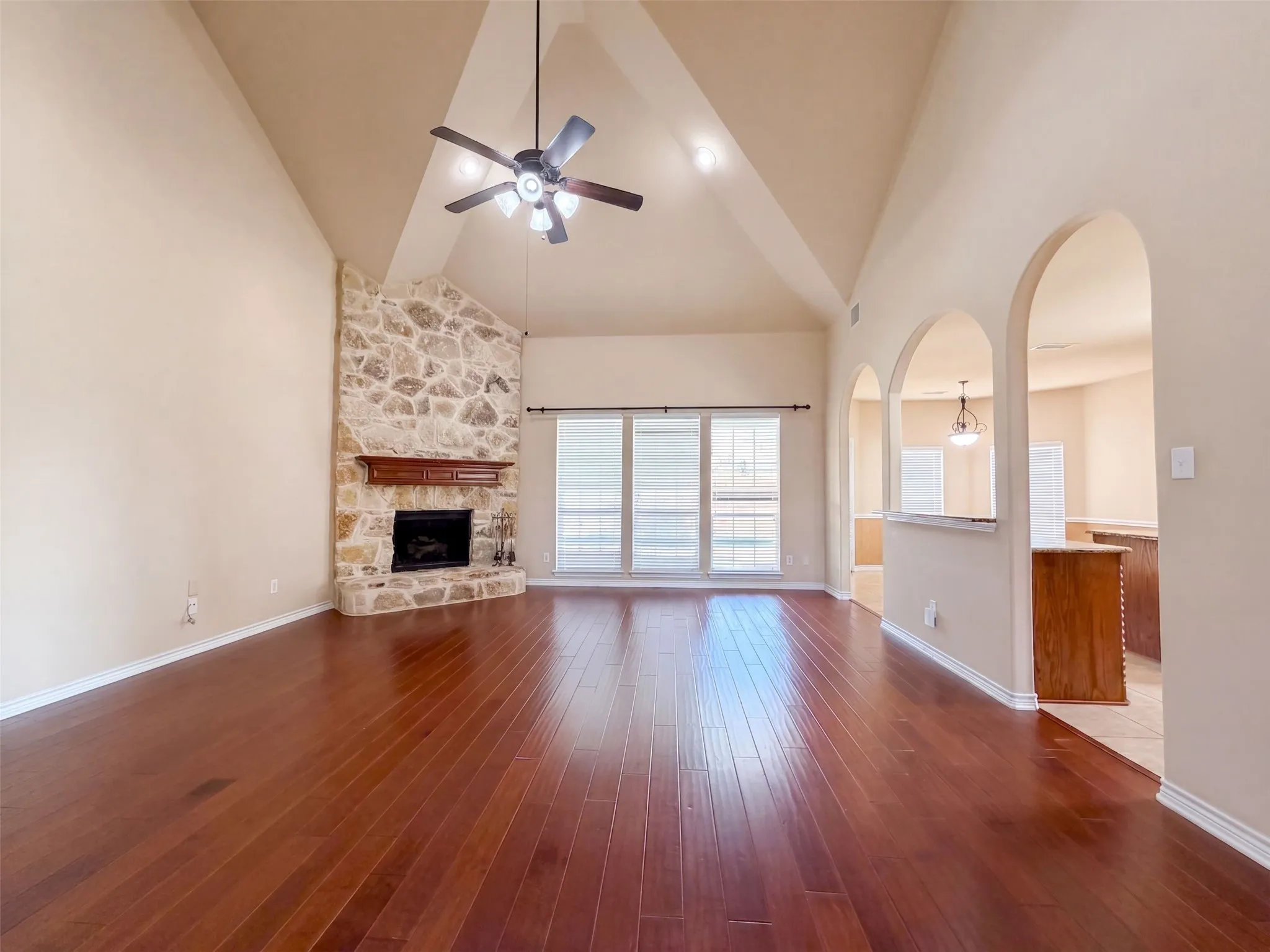 Single Family Residence For Sale in Tarrant County , 409 Lone Oak Court, Kennedale, Texas 76060, 5 Bedroom, 4 Bathroom, 3 Garage spaces, 3,635 Sqft, built in 2011, mls#21374204, Real Estate Agent in Kennedale, Homes For Sale in Tarrant county, Homes For Sale in Kennedale, Realtor in Kennedale Texas, Real Estate Brokerage Independent Realty Texas, Luminita Cordes Realtor