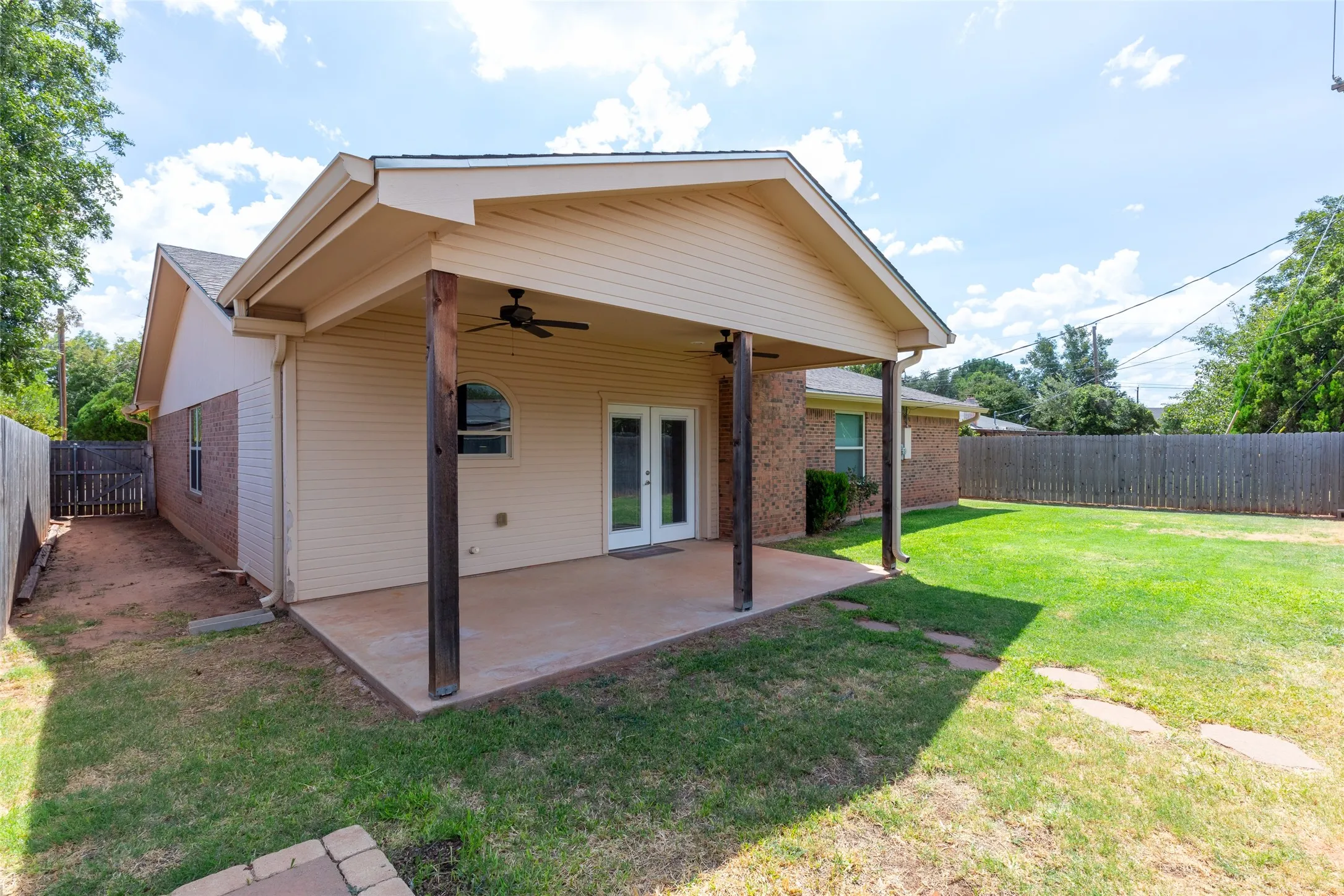 Single Family Residence For Sale in Taylor County , 3234 Wyndrock Drive, Abilene, Texas 79606, 3 Bedroom, 2 Bathroom, 2 Garage spaces, 1,727 Sqft, built in 1975, mls#21380710, Real Estate Agent in Abilene, Homes For Sale in Taylor county, Homes For Sale in Abilene, Realtor in Abilene Texas, Real Estate Brokerage Independent Realty Texas, Luminita Cordes Realtor