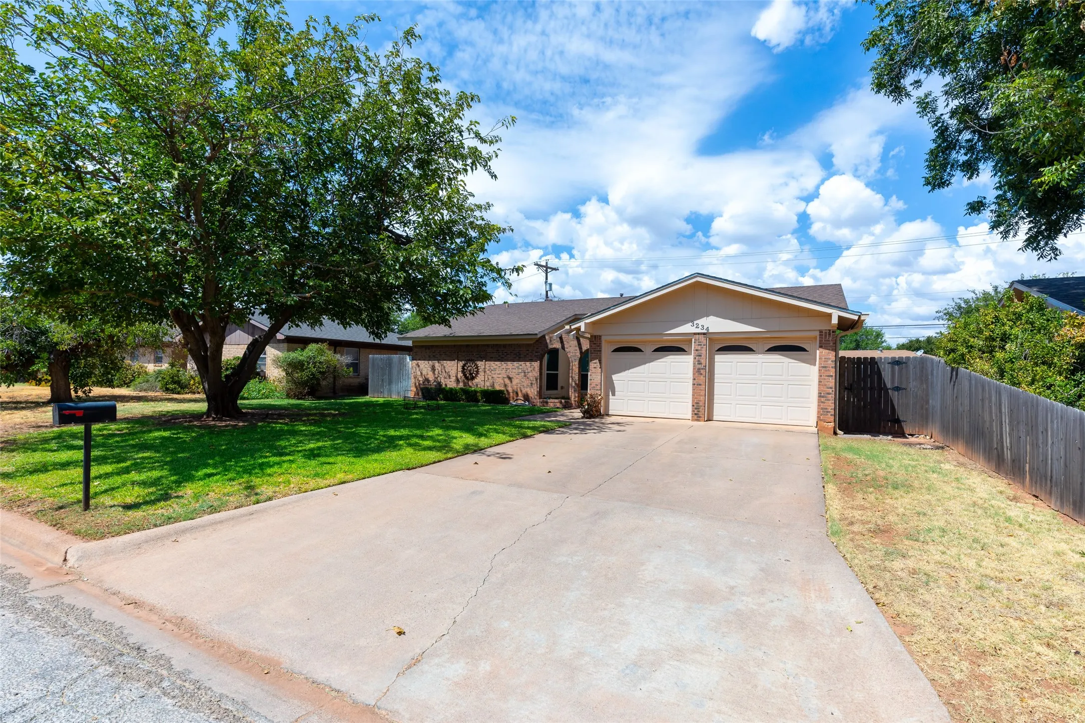 Single Family Residence For Sale in Taylor County , 3234 Wyndrock Drive, Abilene, Texas 79606, 3 Bedroom, 2 Bathroom, 2 Garage spaces, 1,727 Sqft, built in 1975, mls#21380710, Real Estate Agent in Abilene, Homes For Sale in Taylor county, Homes For Sale in Abilene, Realtor in Abilene Texas, Real Estate Brokerage Independent Realty Texas, Luminita Cordes Realtor