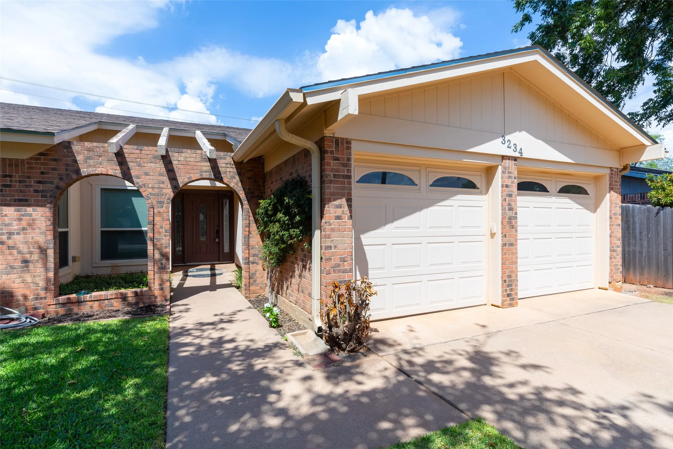 Single Family Residence For Sale in Taylor County , 3234 Wyndrock Drive, Abilene, Texas 79606, 3 Bedroom, 2 Bathroom, 2 Garage spaces, 1,727 Sqft, built in 1975, mls#21380710, Real Estate Agent in Abilene, Homes For Sale in Taylor county, Homes For Sale in Abilene, Realtor in Abilene Texas, Real Estate Brokerage Independent Realty Texas, Luminita Cordes Realtor