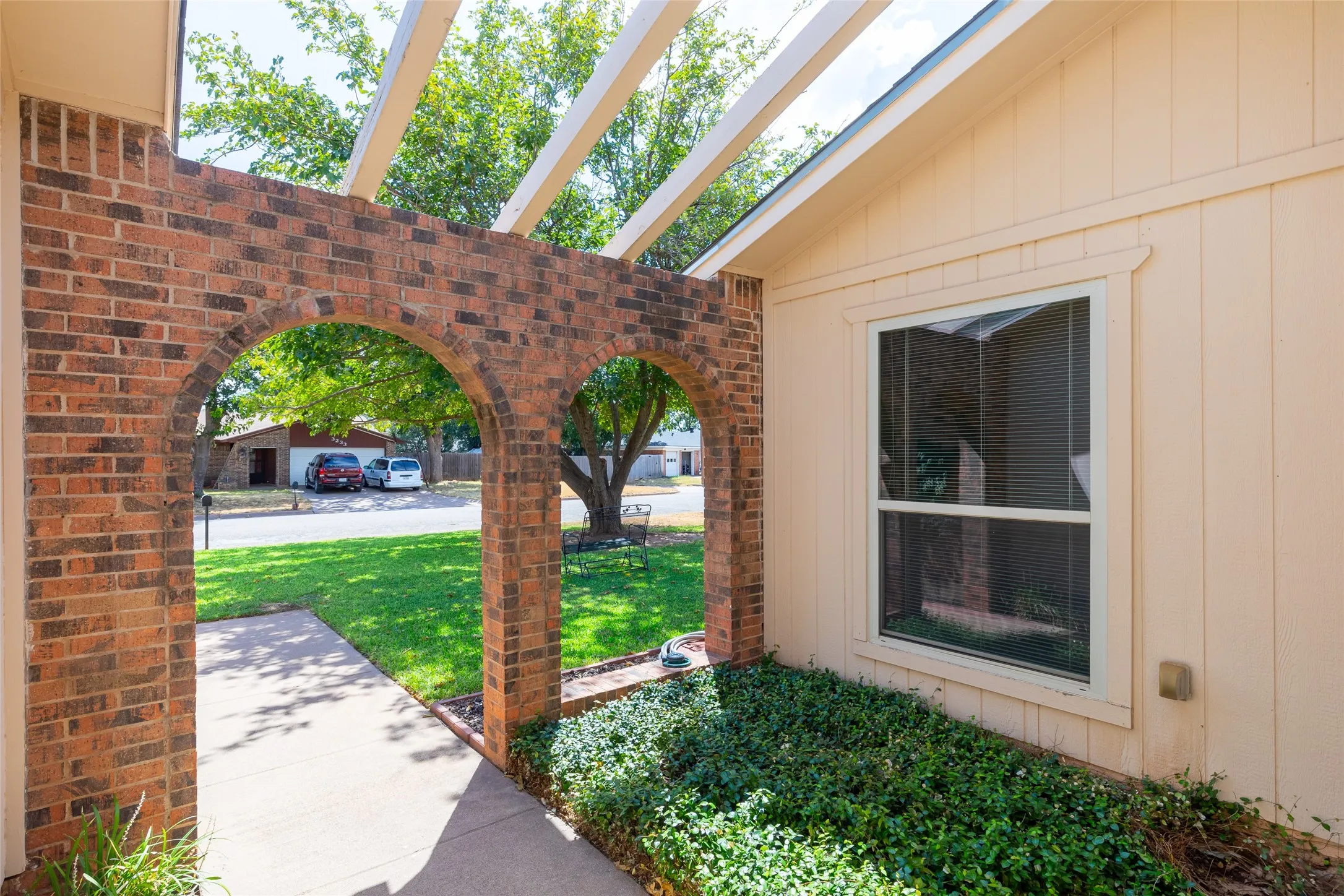 Single Family Residence For Sale in Taylor County , 3234 Wyndrock Drive, Abilene, Texas 79606, 3 Bedroom, 2 Bathroom, 2 Garage spaces, 1,727 Sqft, built in 1975, mls#21380710, Real Estate Agent in Abilene, Homes For Sale in Taylor county, Homes For Sale in Abilene, Realtor in Abilene Texas, Real Estate Brokerage Independent Realty Texas, Luminita Cordes Realtor
