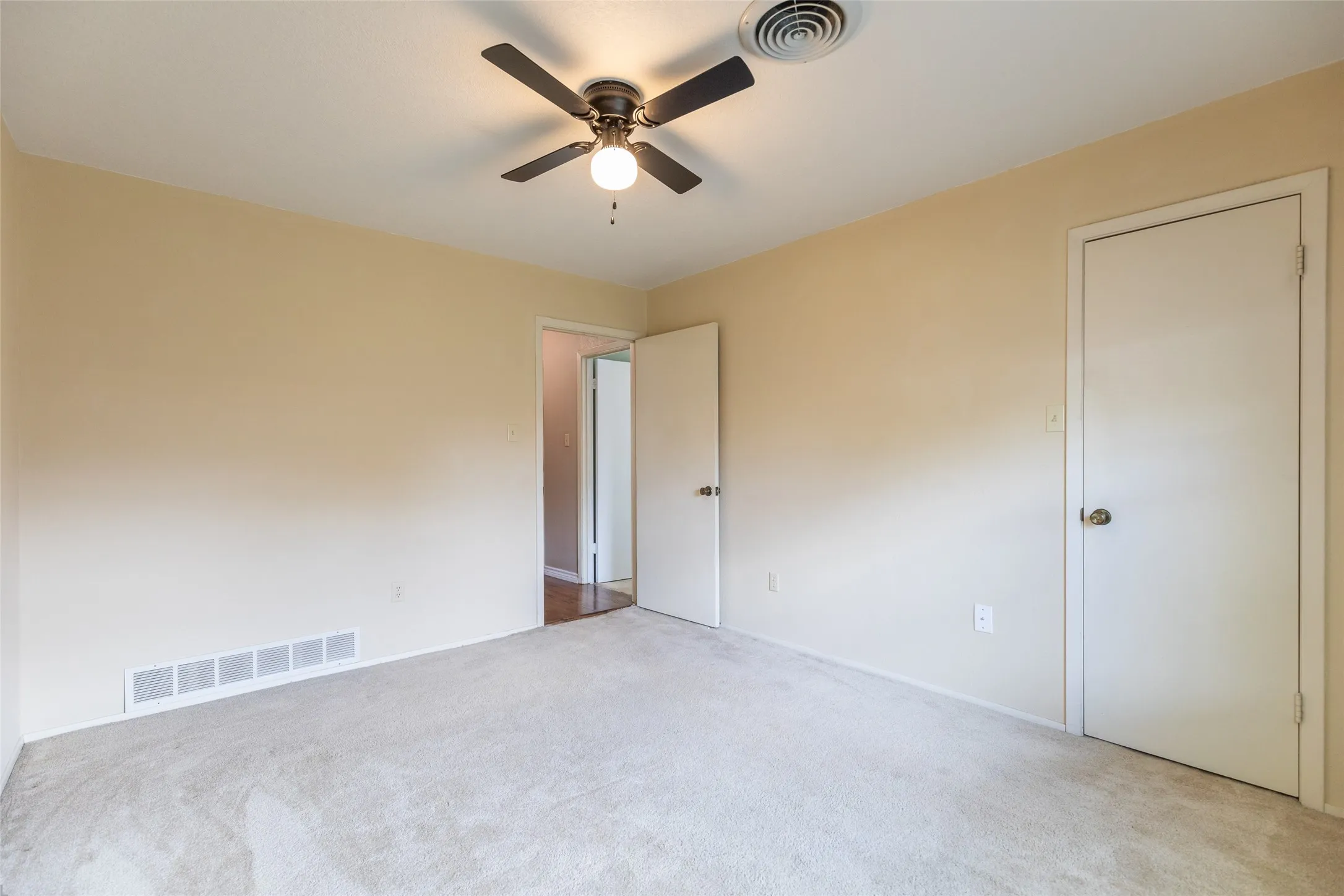 Single Family Residence For Sale in Taylor County , 3234 Wyndrock Drive, Abilene, Texas 79606, 3 Bedroom, 2 Bathroom, 2 Garage spaces, 1,727 Sqft, built in 1975, mls#21380710, Real Estate Agent in Abilene, Homes For Sale in Taylor county, Homes For Sale in Abilene, Realtor in Abilene Texas, Real Estate Brokerage Independent Realty Texas, Luminita Cordes Realtor