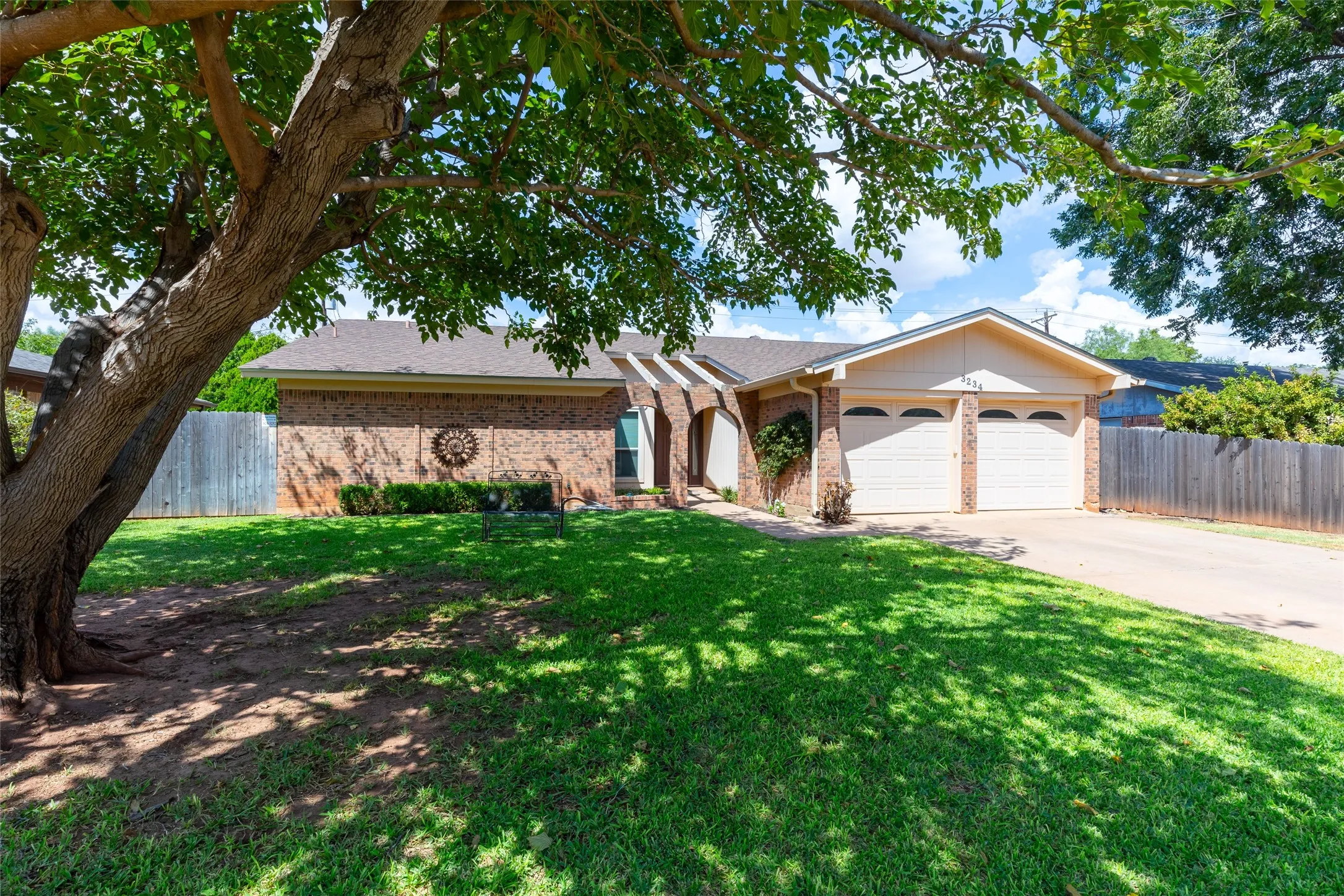 Single Family Residence For Sale in Taylor County , 3234 Wyndrock Drive, Abilene, Texas 79606, 3 Bedroom, 2 Bathroom, 2 Garage spaces, 1,727 Sqft, built in 1975, mls#21380710, Real Estate Agent in Abilene, Homes For Sale in Taylor county, Homes For Sale in Abilene, Realtor in Abilene Texas, Real Estate Brokerage Independent Realty Texas, Luminita Cordes Realtor