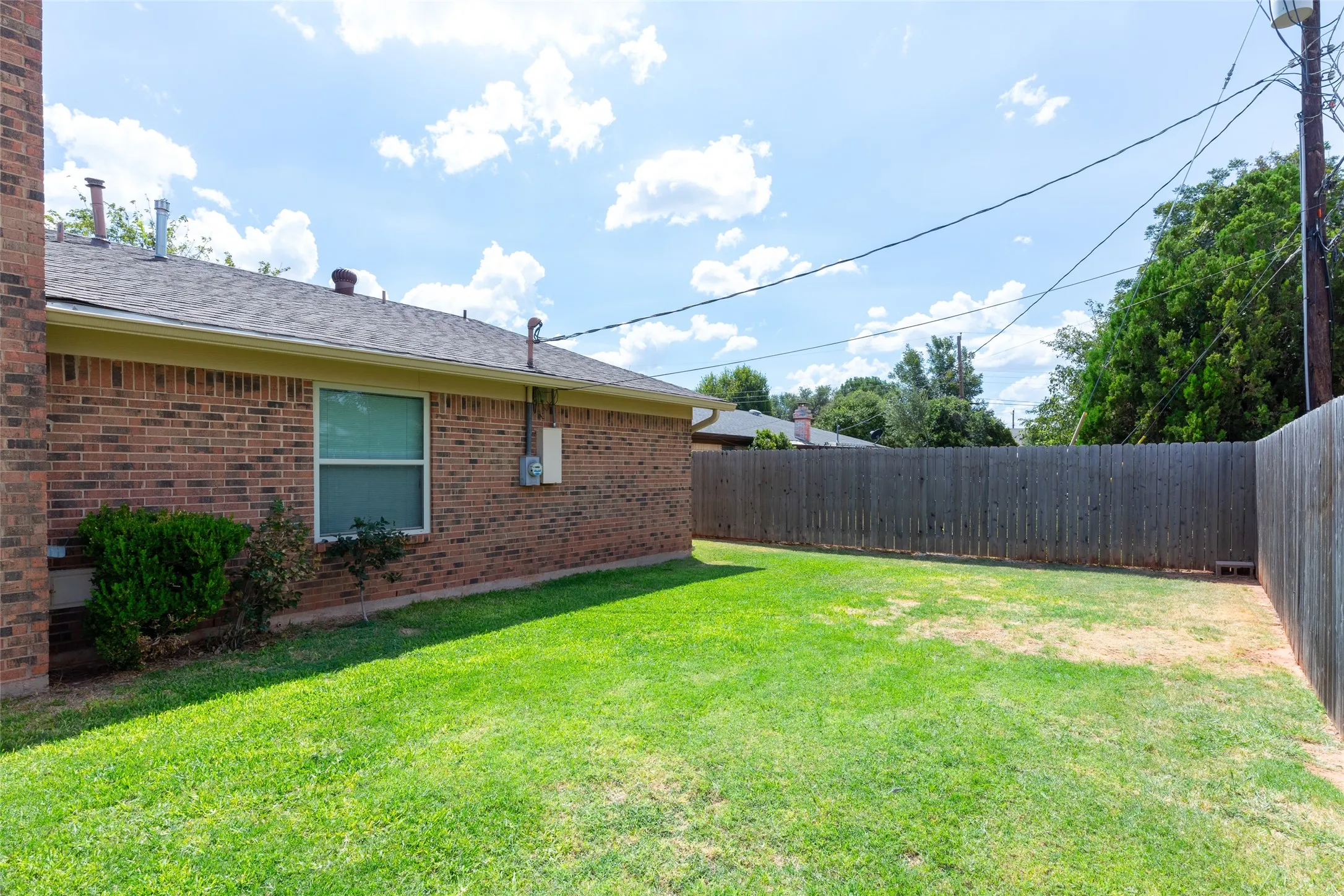 Single Family Residence For Sale in Taylor County , 3234 Wyndrock Drive, Abilene, Texas 79606, 3 Bedroom, 2 Bathroom, 2 Garage spaces, 1,727 Sqft, built in 1975, mls#21380710, Real Estate Agent in Abilene, Homes For Sale in Taylor county, Homes For Sale in Abilene, Realtor in Abilene Texas, Real Estate Brokerage Independent Realty Texas, Luminita Cordes Realtor