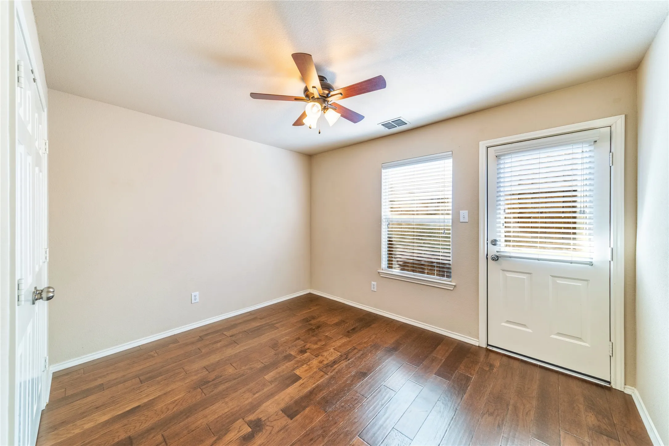 Townhouse For Sale in Dallas County , 7416 Coronado Avenue 18, Dallas, Texas 75214, 2 Bedroom, 2 Bathroom, 2 Garage spaces, 1,930 Sqft, built in 2005, mls#21380499, Real Estate Agent in Dallas, Homes For Sale in Dallas county, Homes For Sale in Dallas, Realtor in Dallas Texas, Real Estate Brokerage Independent Realty Texas, Luminita Cordes Realtor