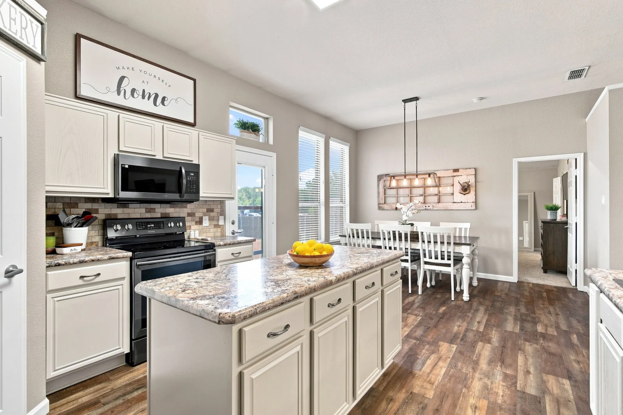 Single Family Residence For Sale in Parker County , 117 Timber Cross Court, Azle, Texas 76020, 4 Bedroom, 2 Bathroom, 2 Garage spaces, 1,744 Sqft, built in 2003, mls#21380649, Real Estate Agent in Azle, Homes For Sale in Parker county, Homes For Sale in Azle, Realtor in Azle Texas, Real Estate Brokerage Independent Realty Texas, Luminita Cordes Realtor