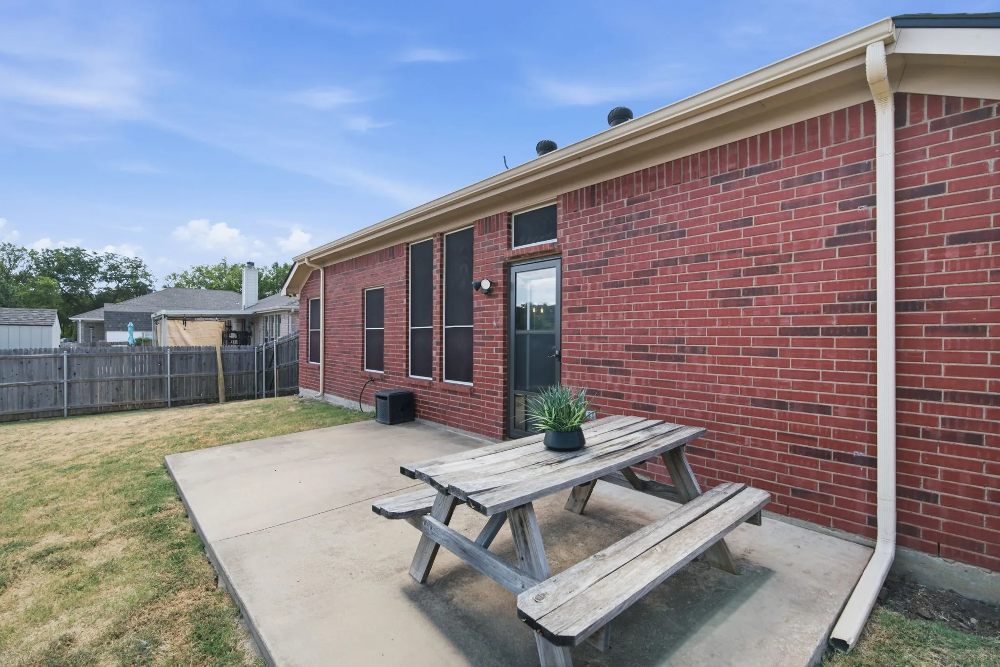 Single Family Residence For Sale in Parker County , 117 Timber Cross Court, Azle, Texas 76020, 4 Bedroom, 2 Bathroom, 2 Garage spaces, 1,744 Sqft, built in 2003, mls#21380649, Real Estate Agent in Azle, Homes For Sale in Parker county, Homes For Sale in Azle, Realtor in Azle Texas, Real Estate Brokerage Independent Realty Texas, Luminita Cordes Realtor