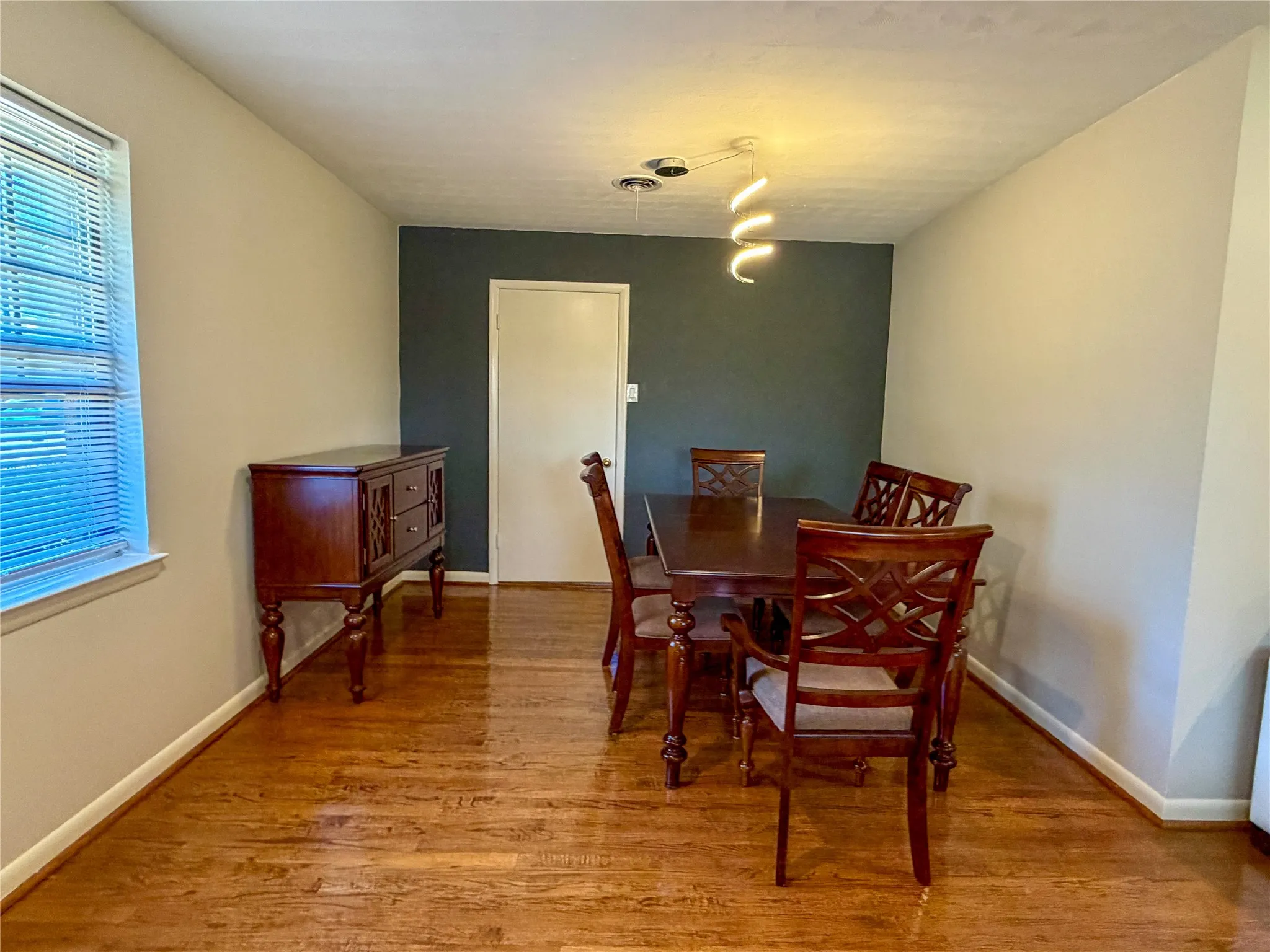 Single Family Residence For Rent in Dallas County , 1302 Patricia Lane, Garland, Texas 75042, 4 Bedroom, 4 Bathroom, 2 Garage spaces, 2,600 Sqft, built in 1959, mls#21380593, Real Estate Agent in Garland, Homes For Rent in Dallas county, Homes For Rent in Garland, Realtor in Garland Texas, Real Estate Brokerage Independent Realty Texas, Luminita Cordes Realtor