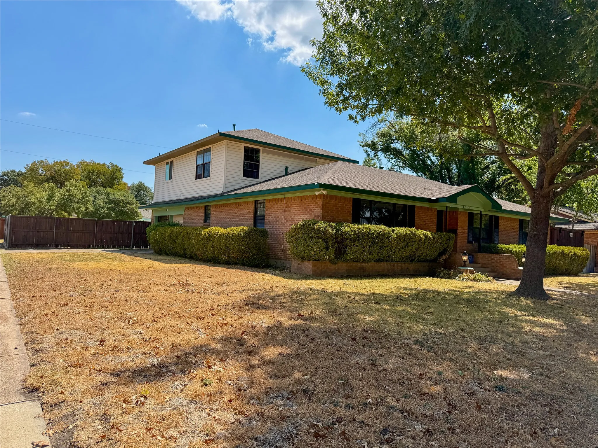 Single Family Residence For Rent in Dallas County , 1302 Patricia Lane, Garland, Texas 75042, 4 Bedroom, 4 Bathroom, 2 Garage spaces, 2,600 Sqft, built in 1959, mls#21380593, Real Estate Agent in Garland, Homes For Rent in Dallas county, Homes For Rent in Garland, Realtor in Garland Texas, Real Estate Brokerage Independent Realty Texas, Luminita Cordes Realtor