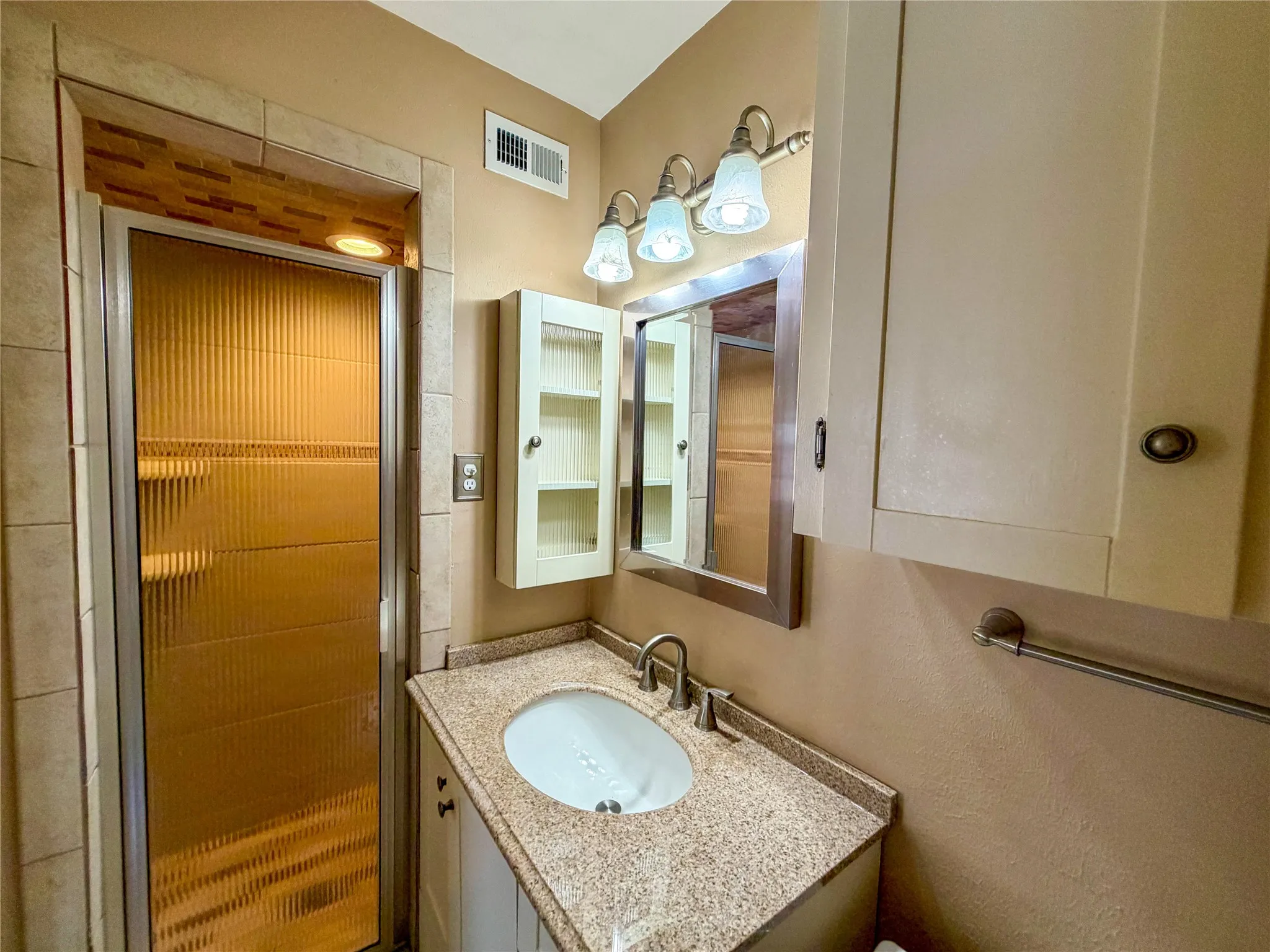 Single Family Residence For Rent in Dallas County , 1302 Patricia Lane, Garland, Texas 75042, 4 Bedroom, 4 Bathroom, 2 Garage spaces, 2,600 Sqft, built in 1959, mls#21380593, Real Estate Agent in Garland, Homes For Rent in Dallas county, Homes For Rent in Garland, Realtor in Garland Texas, Real Estate Brokerage Independent Realty Texas, Luminita Cordes Realtor