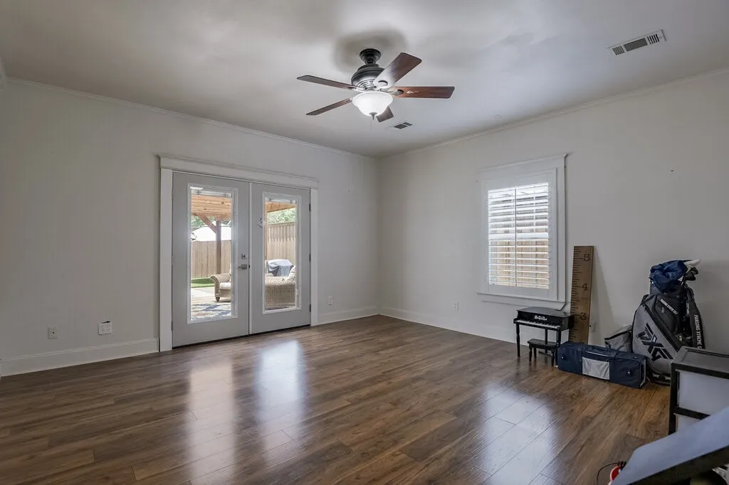 Single Family Residence For Rent in Ellis County , 406 Commerce Street, Maypearl, Texas 76064, 3 Bedroom, 3 Bathroom, 1 Garage spaces, 2,425 Sqft, built in 1920, mls#21380751, Real Estate Agent in Maypearl, Homes For Rent in Ellis county, Homes For Rent in Maypearl, Realtor in Maypearl Texas, Real Estate Brokerage Independent Realty Texas, Luminita Cordes Realtor