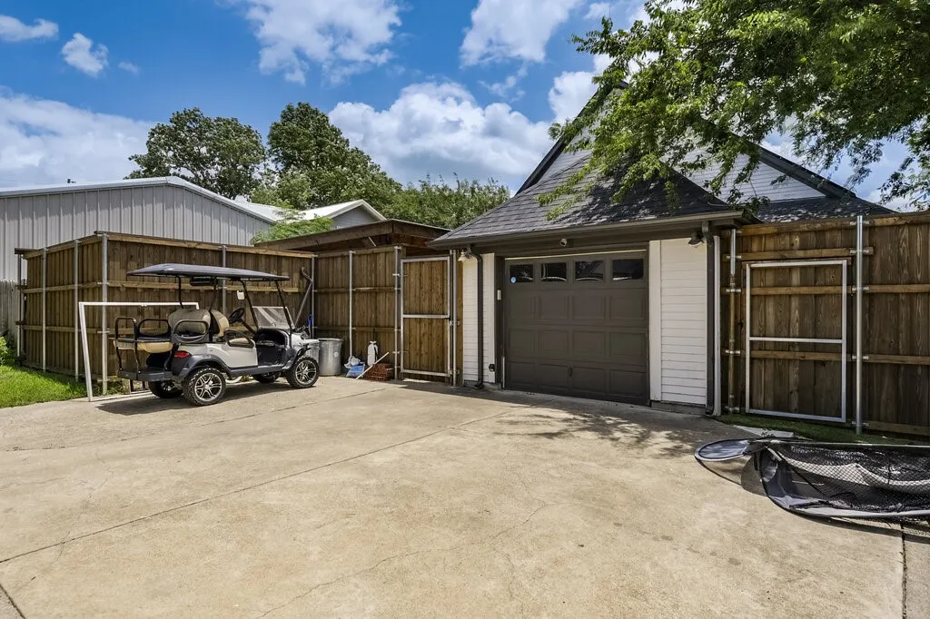 Single Family Residence For Rent in Ellis County , 406 Commerce Street, Maypearl, Texas 76064, 3 Bedroom, 3 Bathroom, 1 Garage spaces, 2,425 Sqft, built in 1920, mls#21380751, Real Estate Agent in Maypearl, Homes For Rent in Ellis county, Homes For Rent in Maypearl, Realtor in Maypearl Texas, Real Estate Brokerage Independent Realty Texas, Luminita Cordes Realtor