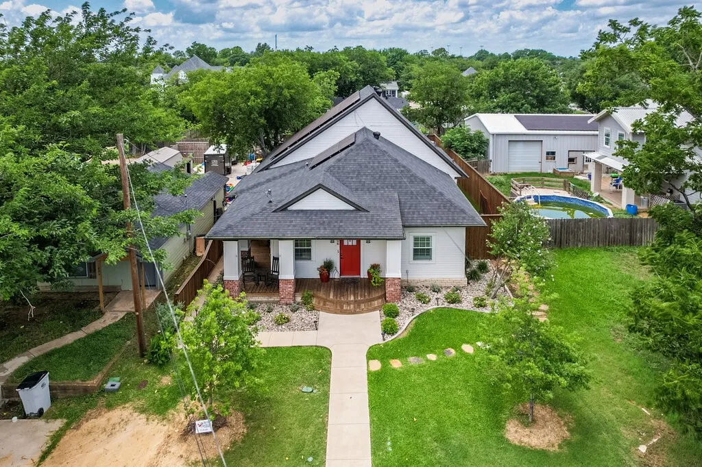 Single Family Residence For Rent in Ellis County , 406 Commerce Street, Maypearl, Texas 76064, 3 Bedroom, 3 Bathroom, 1 Garage spaces, 2,425 Sqft, built in 1920, mls#21380751, Real Estate Agent in Maypearl, Homes For Rent in Ellis county, Homes For Rent in Maypearl, Realtor in Maypearl Texas, Real Estate Brokerage Independent Realty Texas, Luminita Cordes Realtor