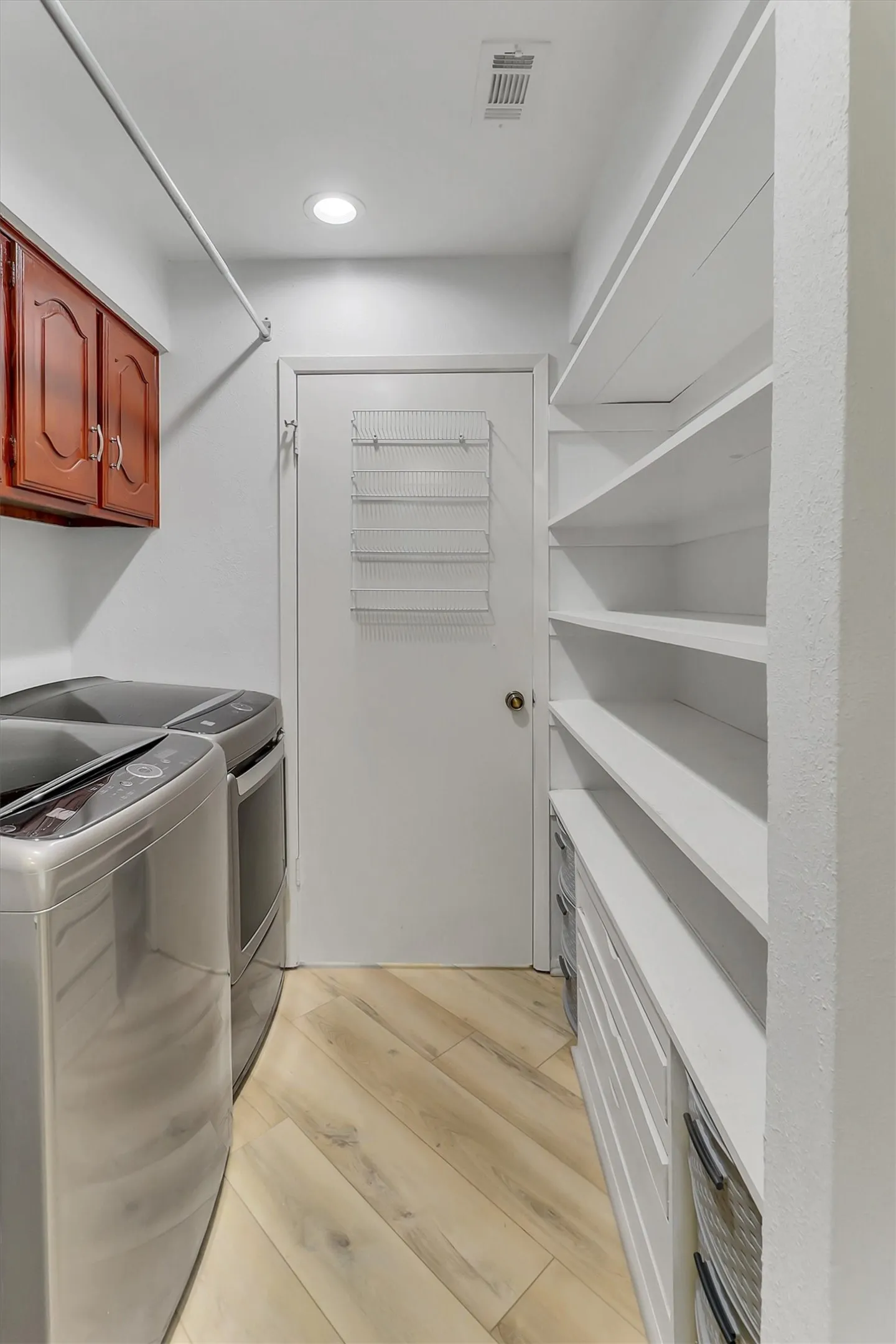 Built-ins and washer and dryer remain