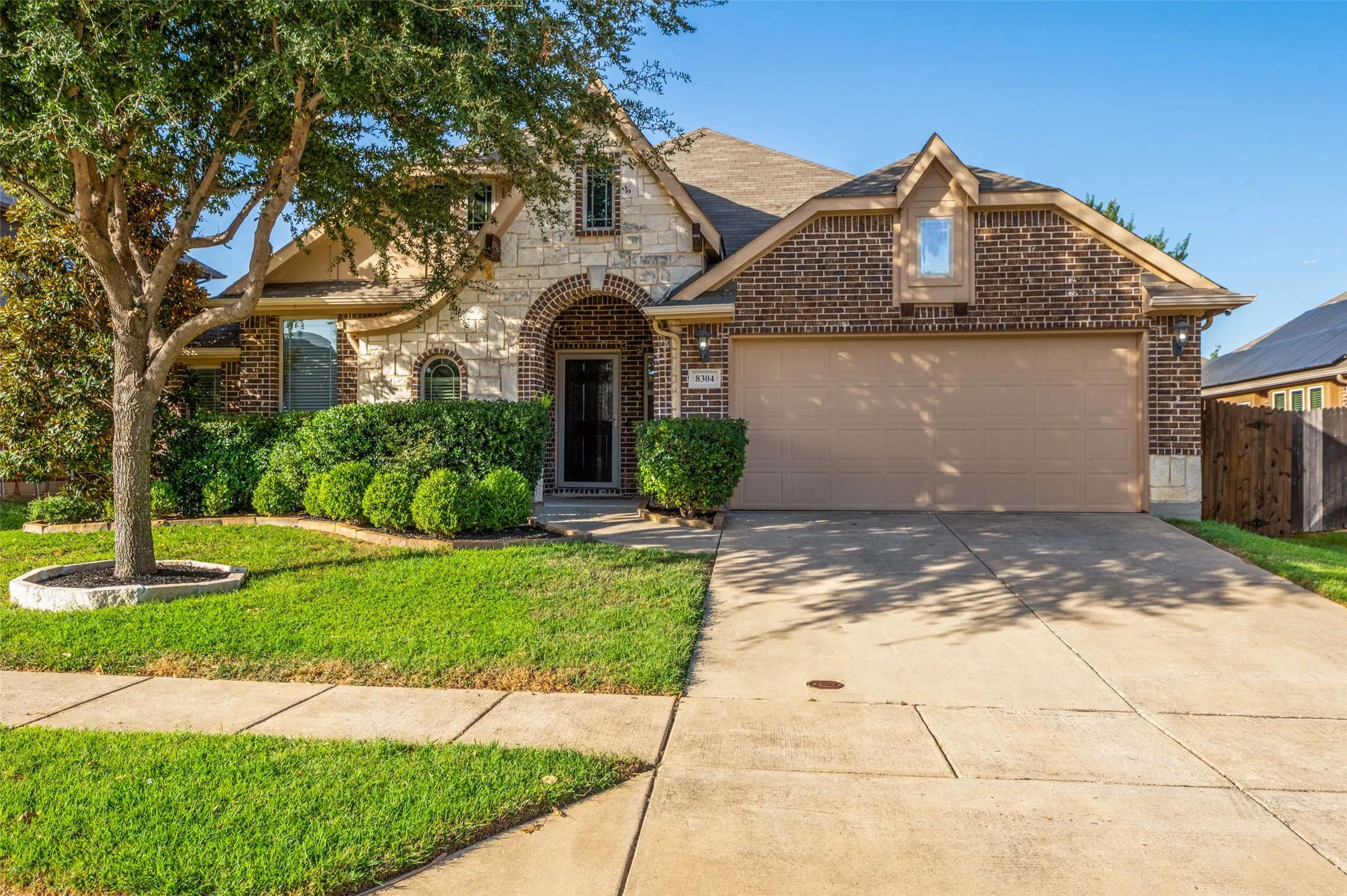 Single Family Residence For Sale in Denton County , 8304 Spitfire Trail, Aubrey, Texas 76227, 4 Bedroom, 2 Bathroom, 2 Garage spaces, 2,302 Sqft, built in 2014, mls#21380013, Real Estate Agent in Aubrey, Homes For Sale in Denton county, Homes For Sale in Aubrey, Realtor in Aubrey Texas, Real Estate Brokerage Independent Realty Texas, Luminita Cordes Realtor