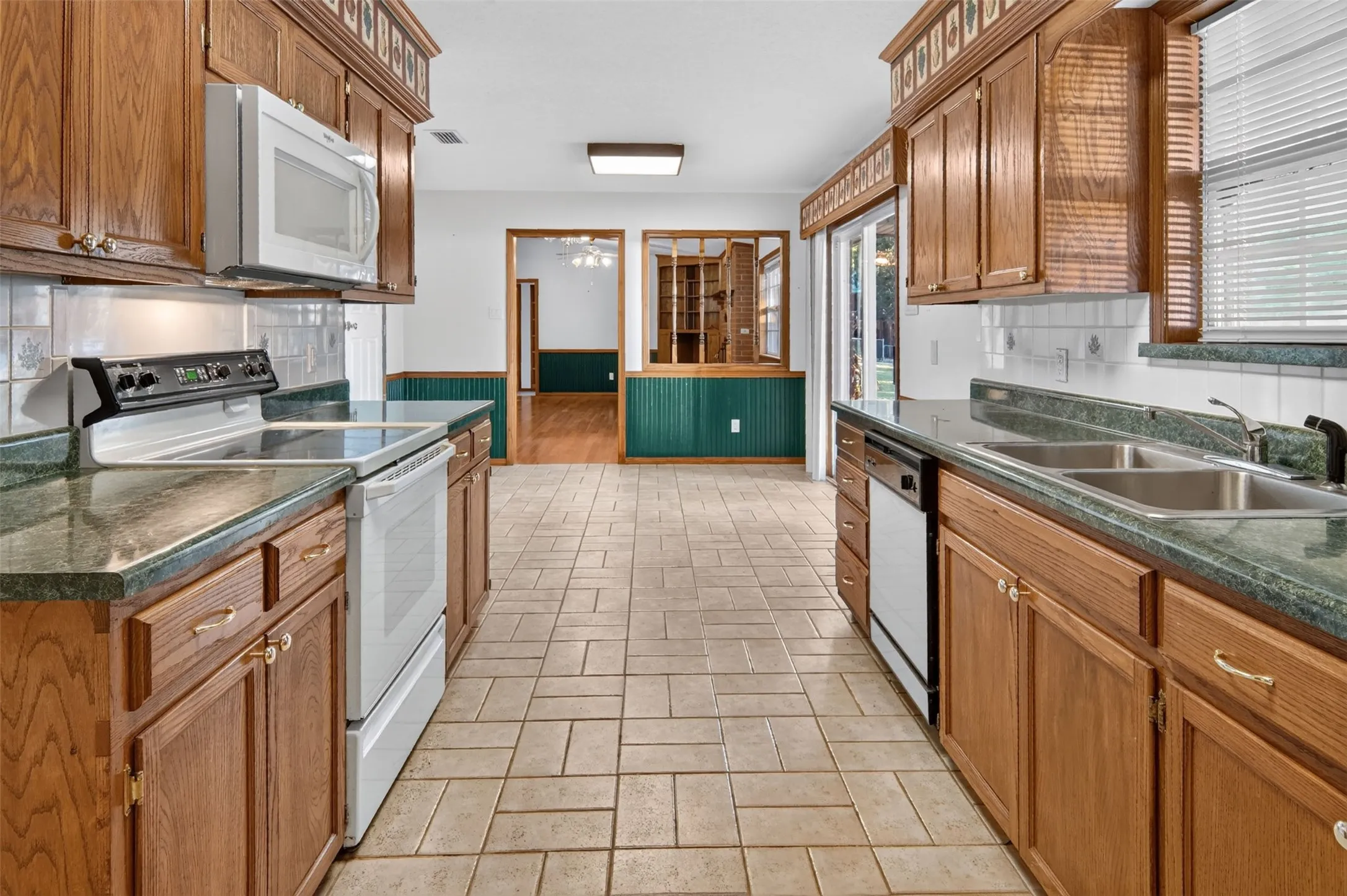 Single Family Residence For Sale in Rains County , 1189 RSCR 3325, Emory, Texas 75440, 3 Bedroom, 3 Bathroom, 2 Garage spaces, 1,532 Sqft, built in 1996, mls#21380763, Real Estate Agent in Emory, Homes For Sale in Rains county, Homes For Sale in Emory, Realtor in Emory Texas, Real Estate Brokerage Independent Realty Texas, Luminita Cordes Realtor