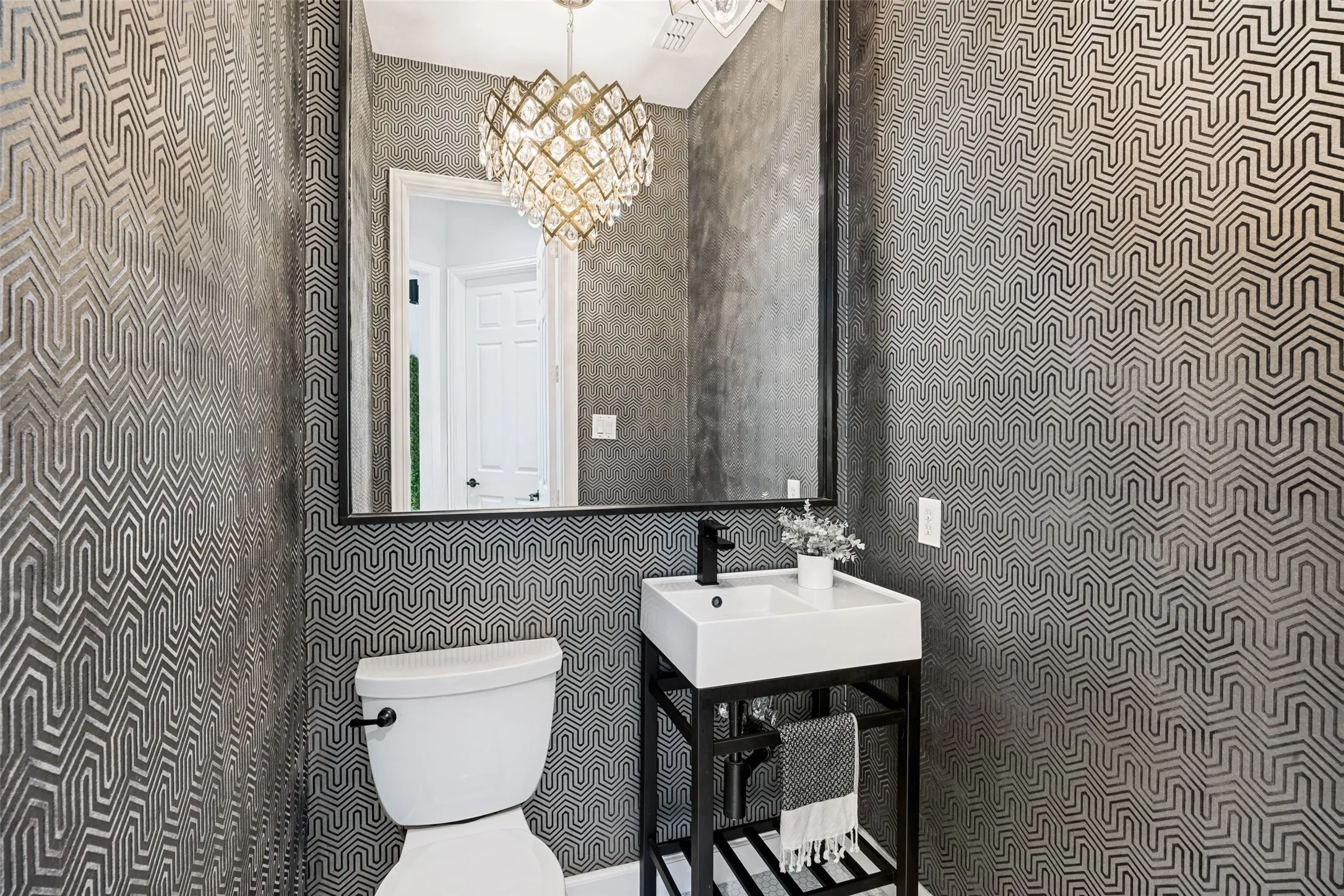 Geometric patterned wallpaper
